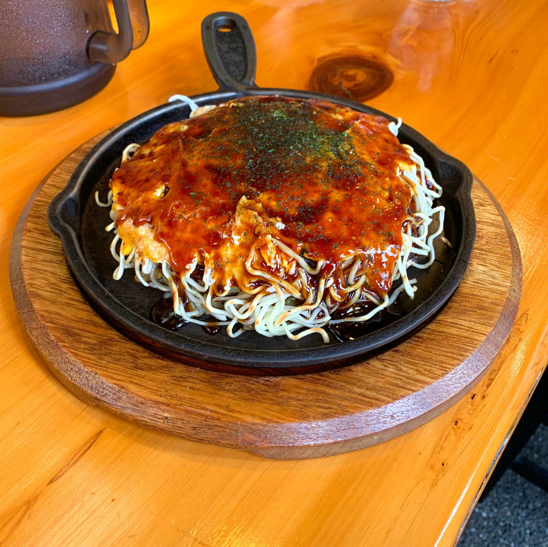 ソースと絡んだ麺や卵などの色合いも綺麗で食欲をそそります。