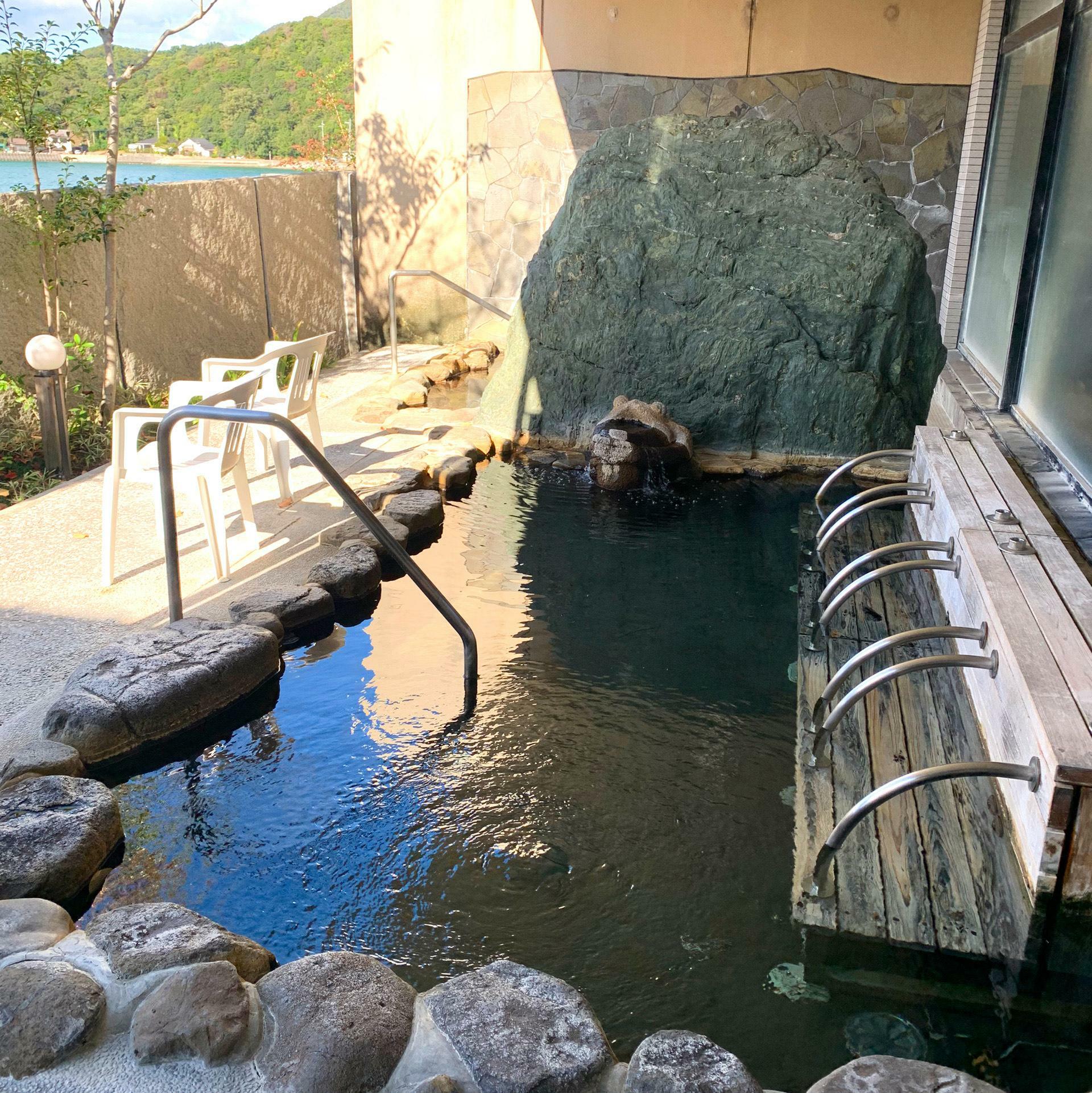 露天風呂は開放感と自然に溢れていました。