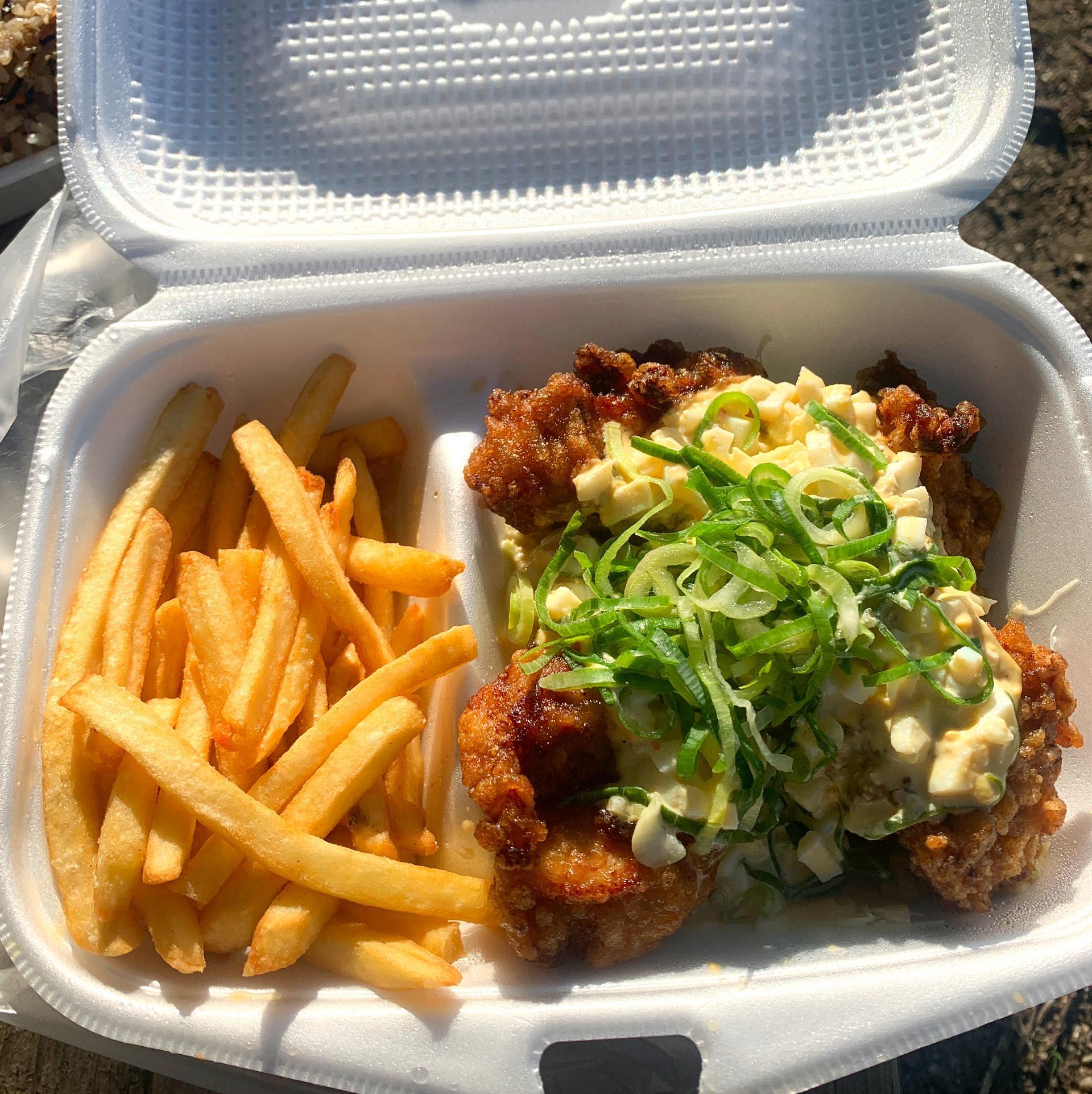 下味を付けてカリッと揚げられたチキンはご飯ドロボウ。ご飯が進みます。