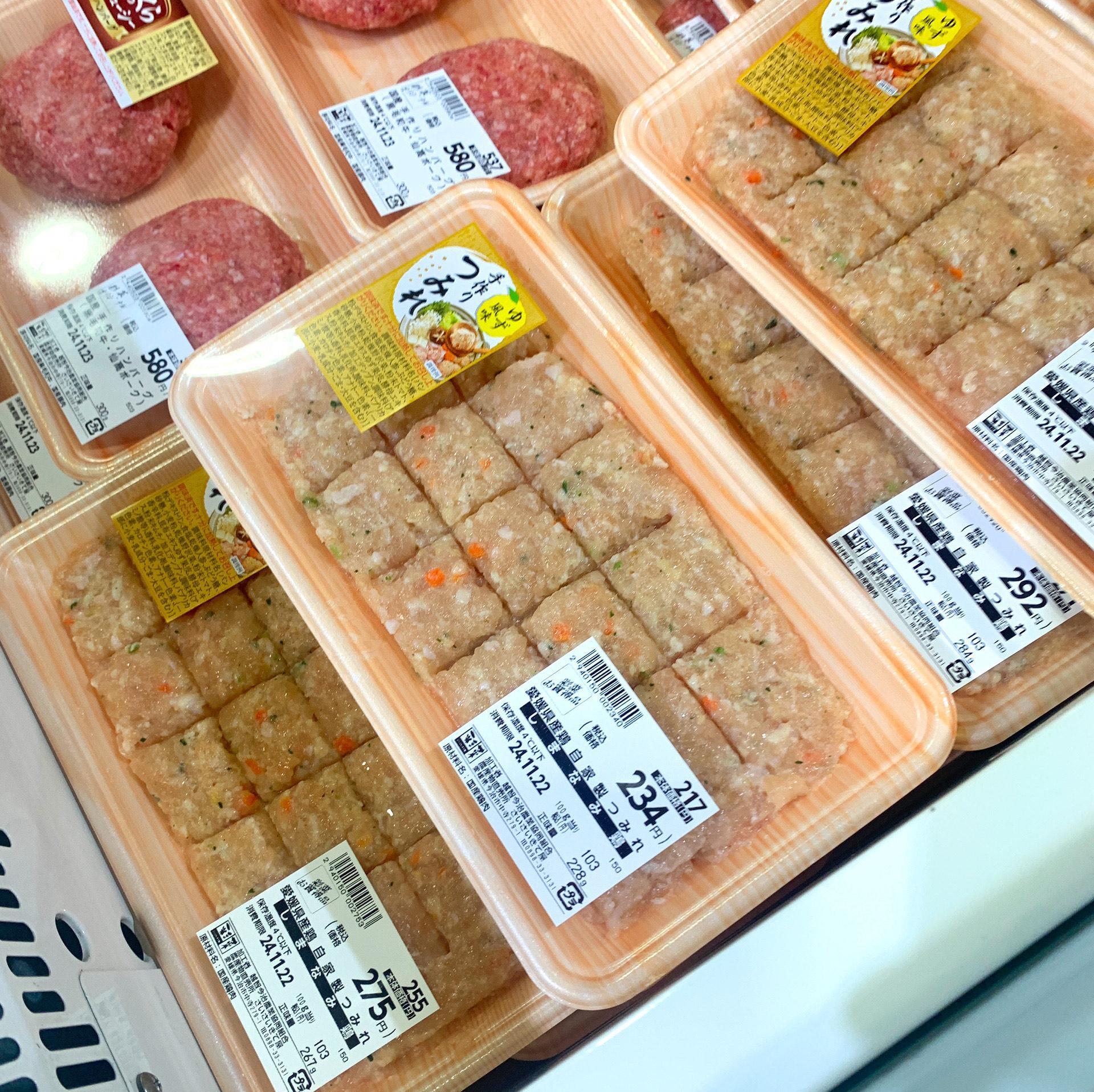 愛媛県産の鶏肉にゆず風味を足した自家製のつみれで作るお鍋。より寒さが厳しくなってくる12月にはうってつけですね。