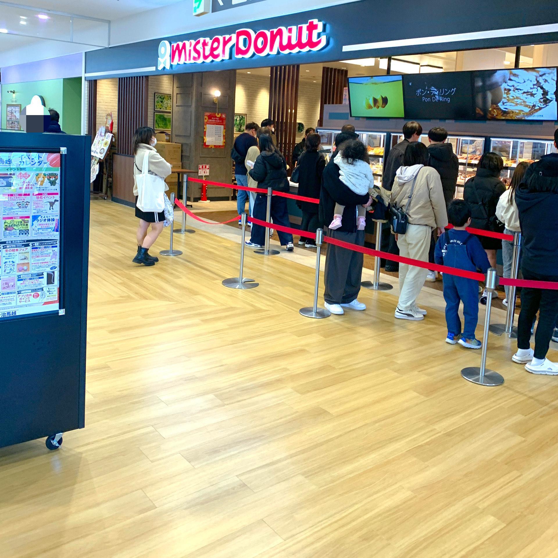 店外にまで並ぶ行列を今治市内で定期的に見ることができる店舗は珍しいんです。ミスタードーナッツが多くの人から愛されていることが伝わりますね。