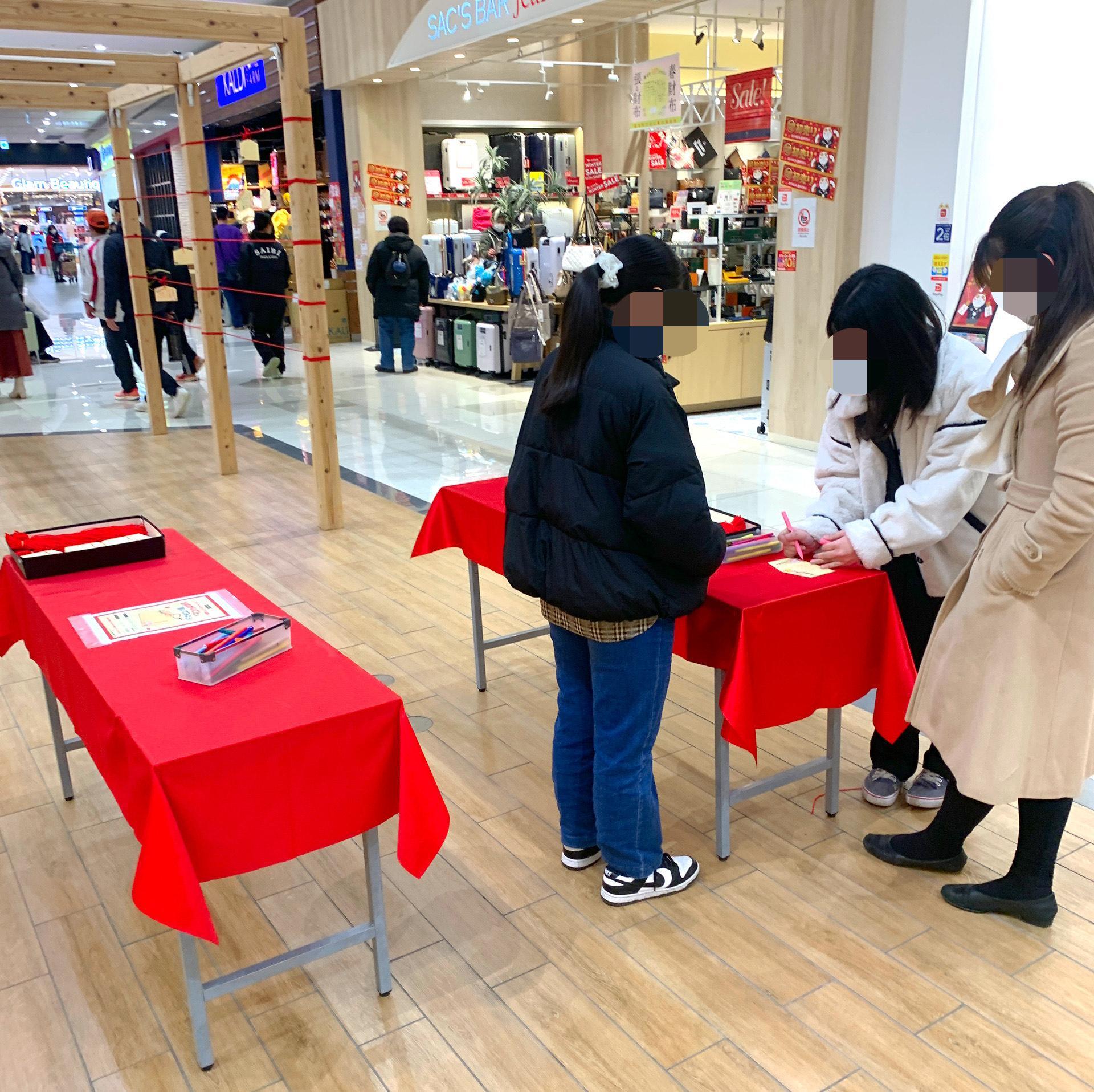 みんながお買い物やイベントを楽しんでいる風景は見ている側までも楽しくなってしまうものです。