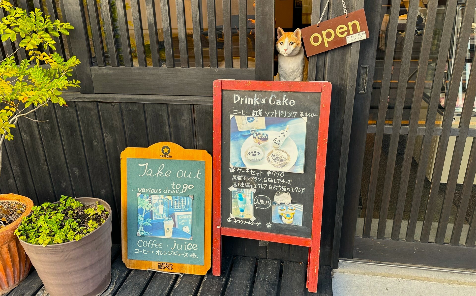 東京都台東区／猫ちゃんだらけカフェ空間でぜひ「招き猫の絵付け体験