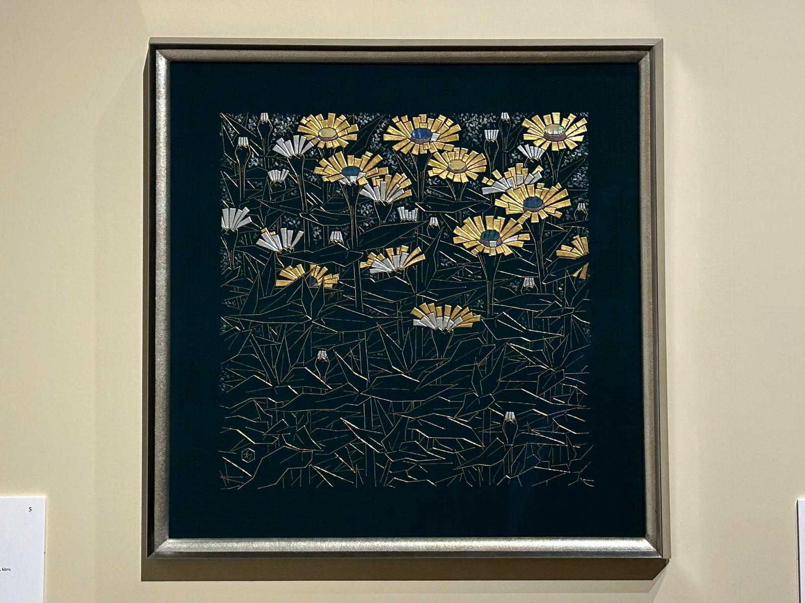 金糸刺繍を施したアラベスク風花柄模様の工芸品（絵画）