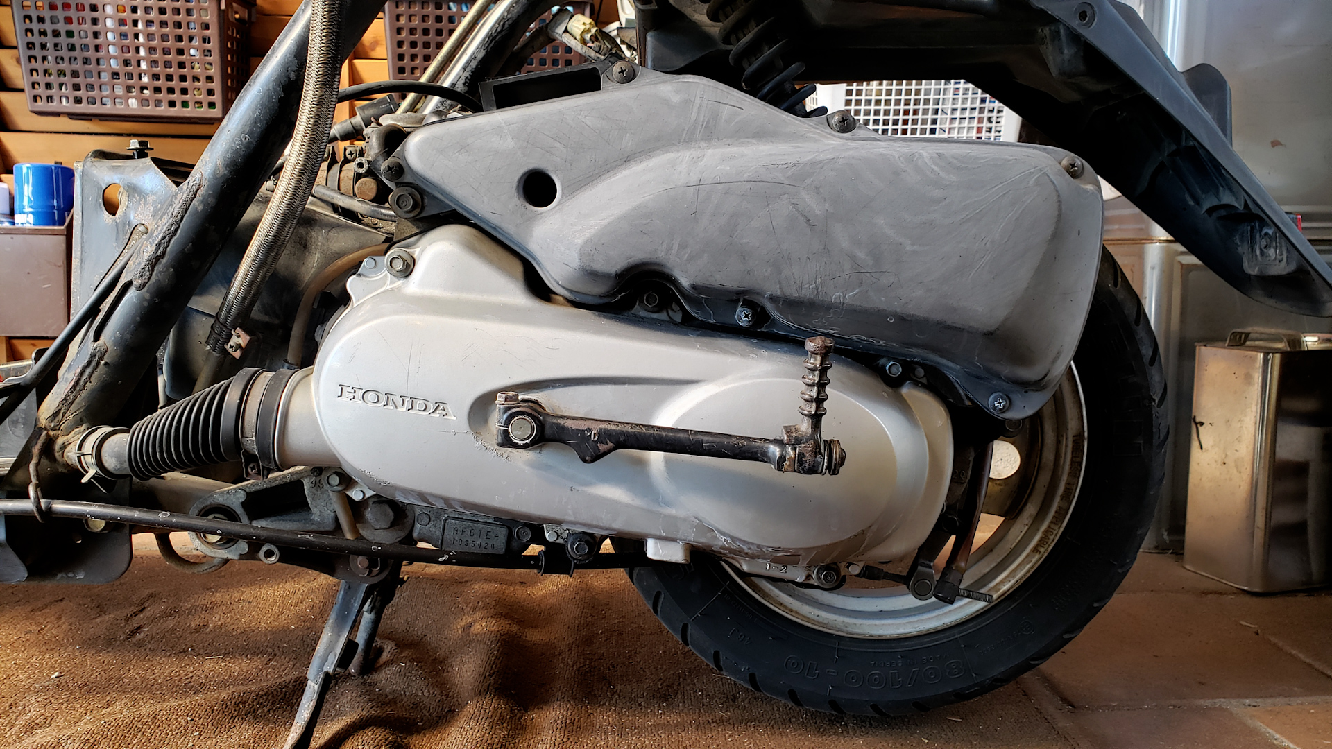 自転車バイクにVベルトのプーリー 自作バイク 『バイクDIY 初心者！駆動系整備 クラッチ・Vベルト・ウエイトローラー交換など』プーリー磨き モトブログ スクーター