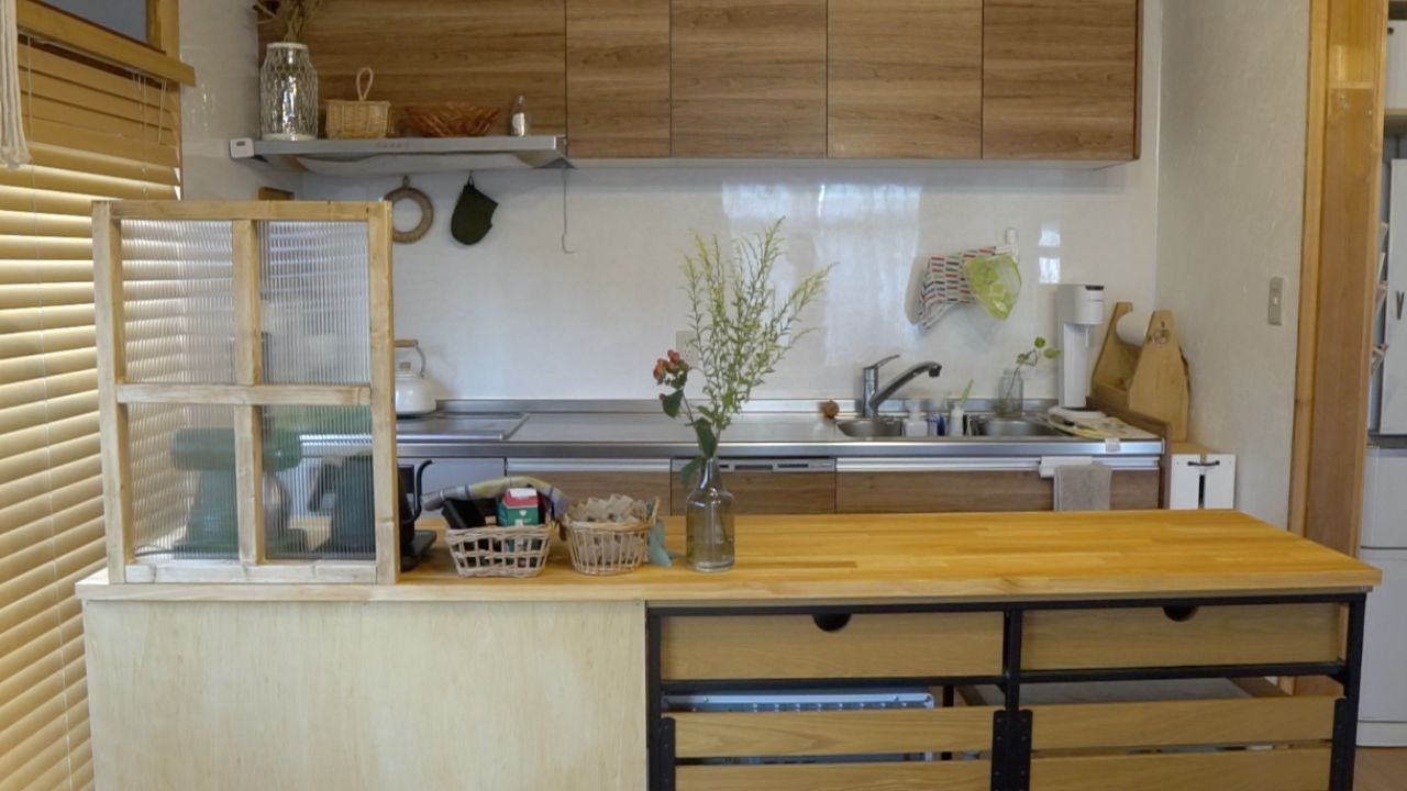 既製品の狭いカウンターをDIYで拡大!広々カフェ風キッチン 既製品の狭いカウンターをDIYで拡大!広々カフェ風キッチン