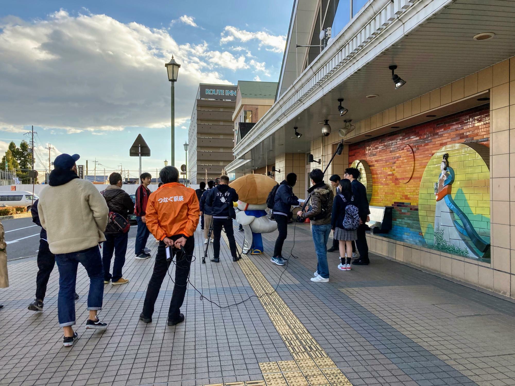 画像の左奥の赤いジャケットを着用している男性が、監督のムラヤマ氏（撮影許諾済）