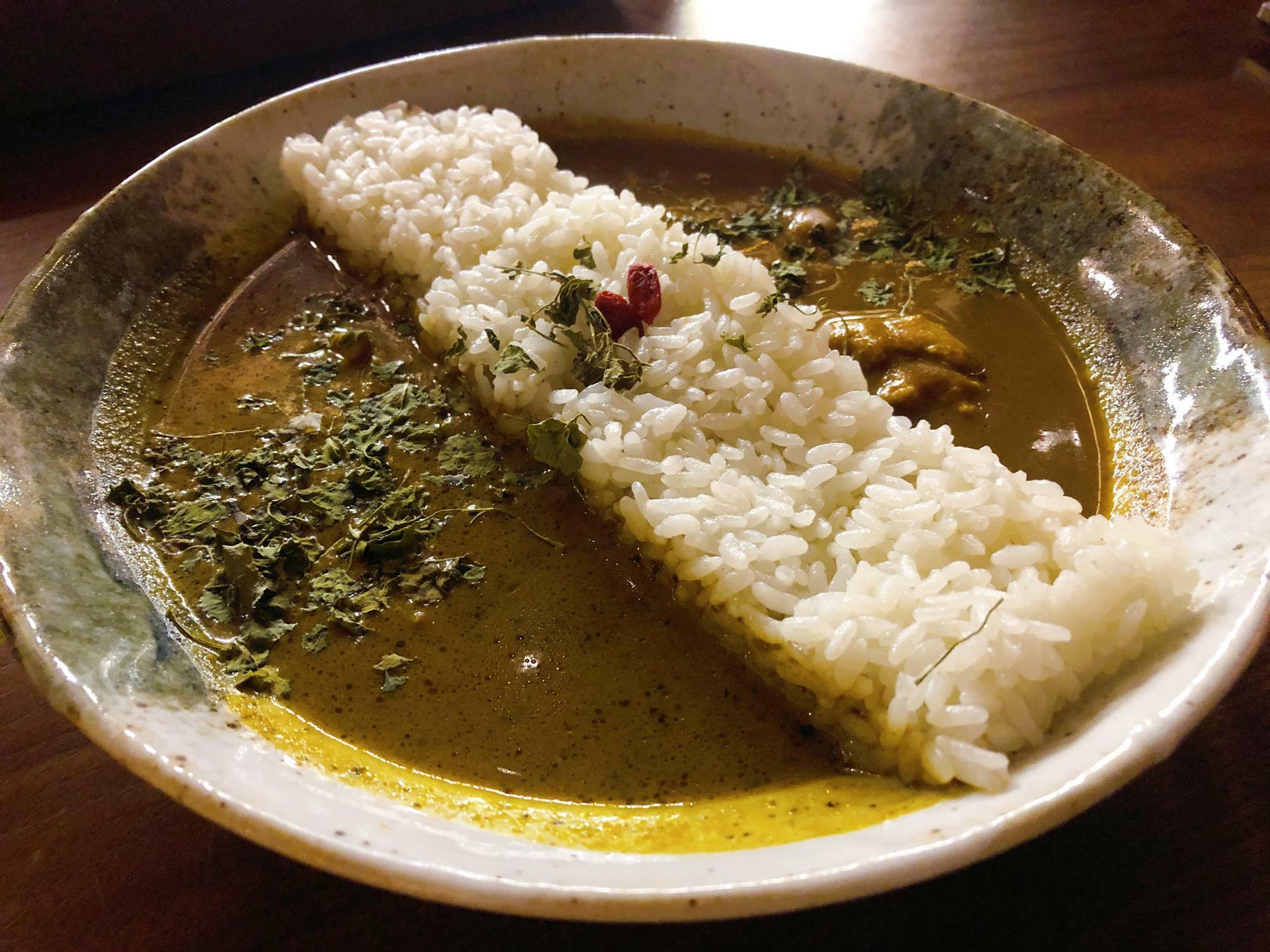 （左）スリランカ風 薬膳スープカレー（右）薬膳スープで作ったチキンカレー