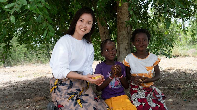 現地の子どもたちと触れ合う藤原さん