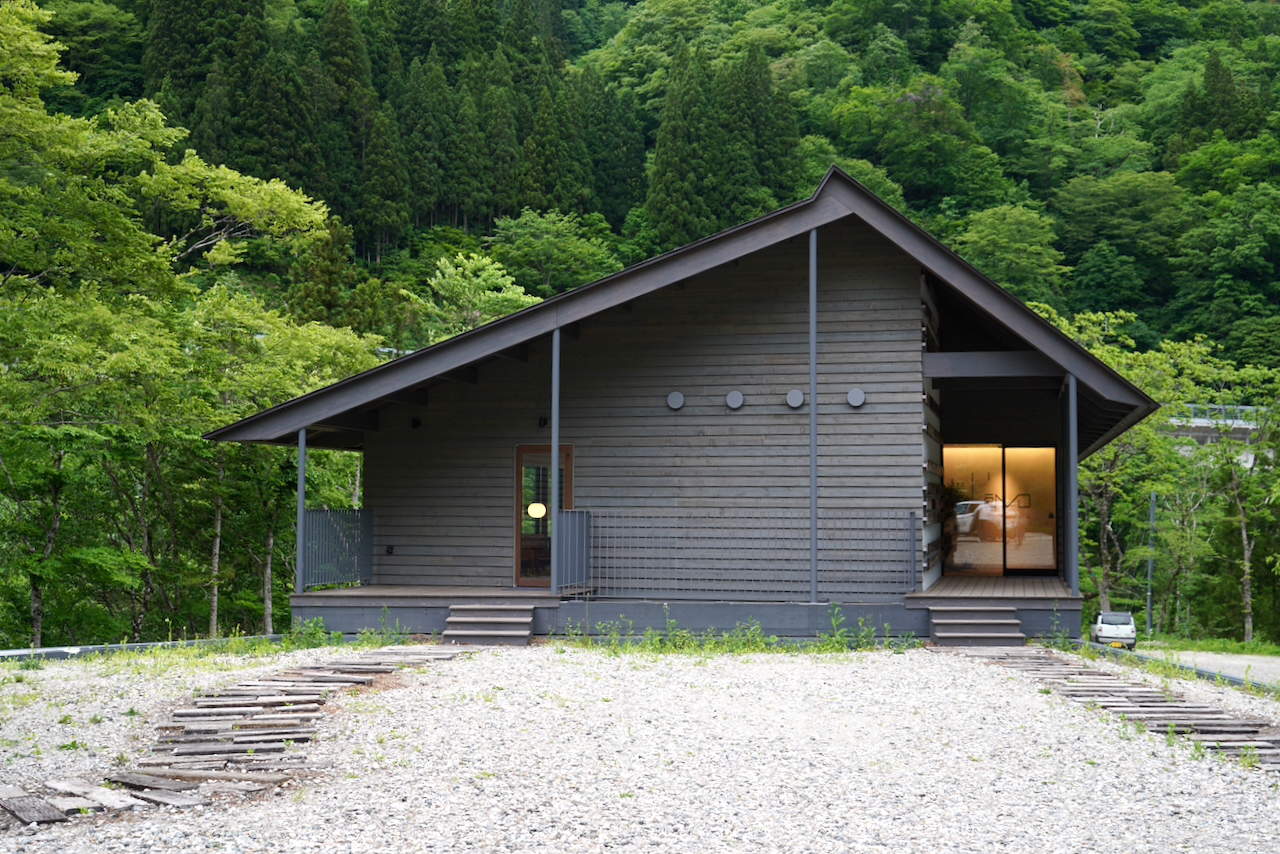 富山県南砺市利賀村の深い山奥に佇む一軒家レストランL’évo