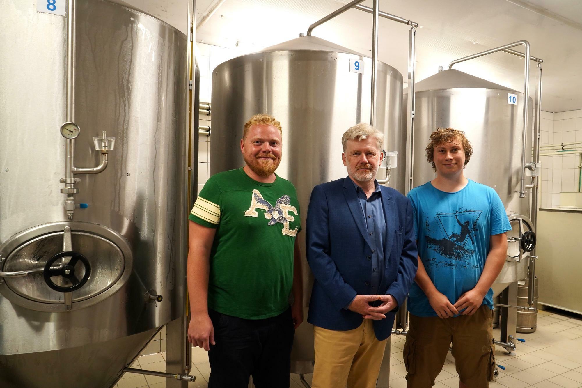 ▲ČZU（チェコ農業大学）附属の醸造所でビール醸造学を専攻する学生と教授