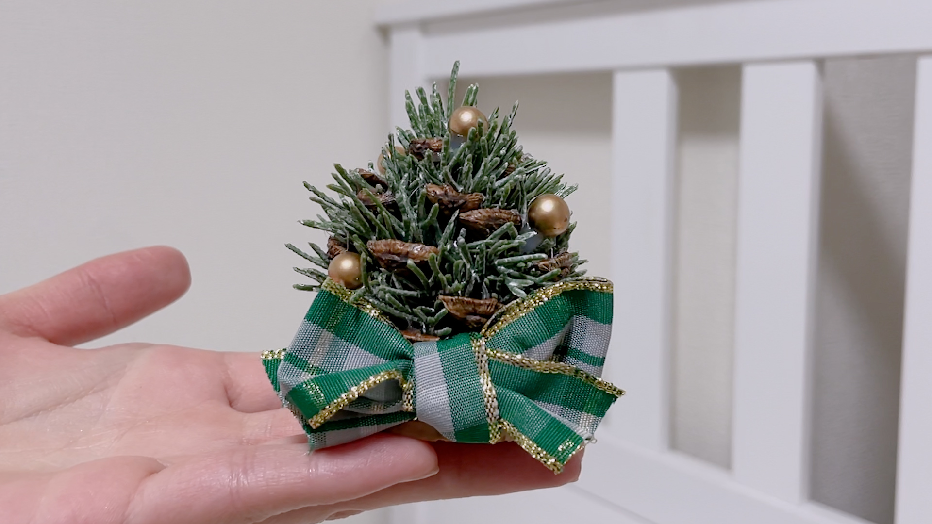場所に悩まず飾れる、手のひらサイズのクリスマスツリー！材料は100均