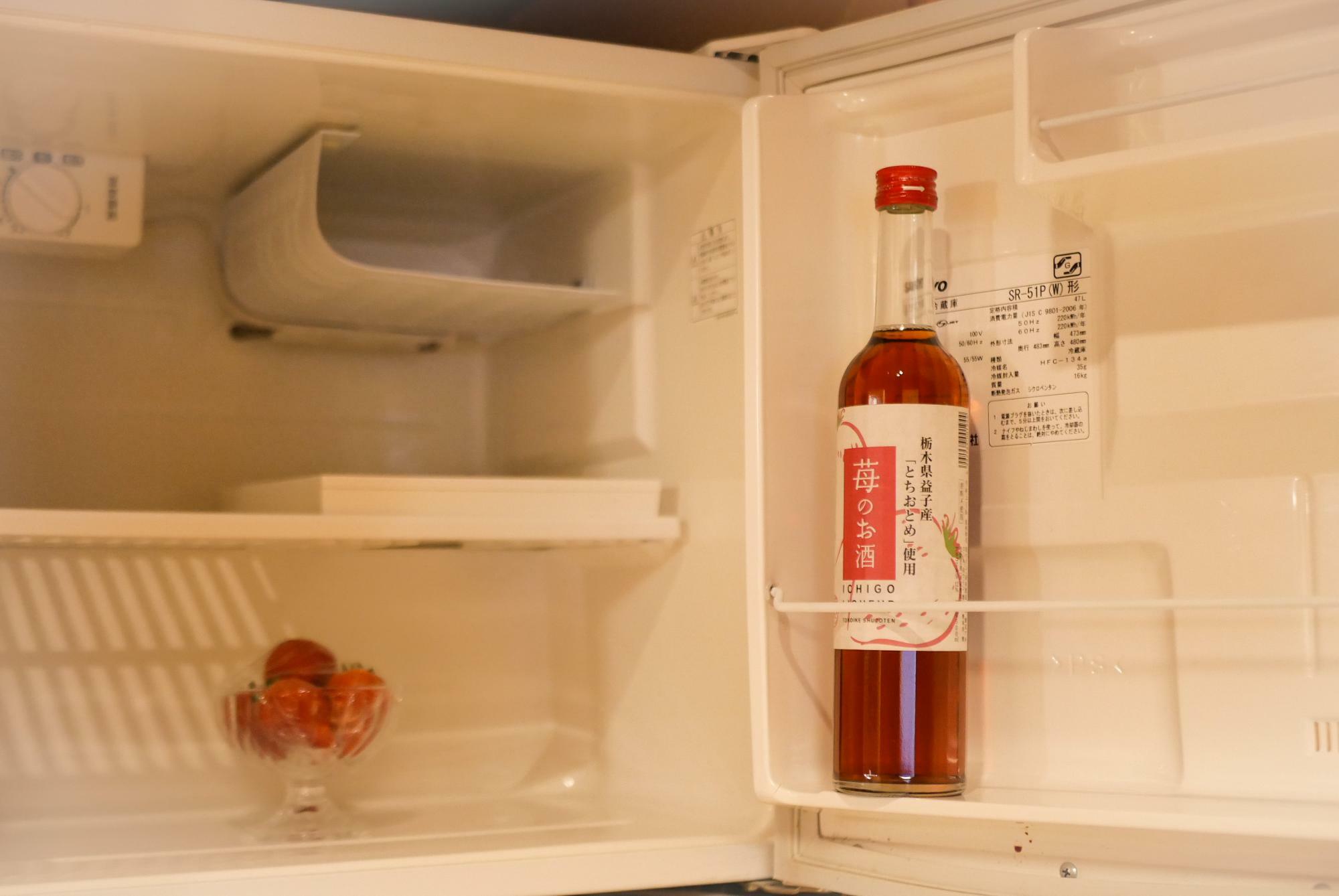 冷蔵庫には苺のお酒とフレッシュないちごが入っている