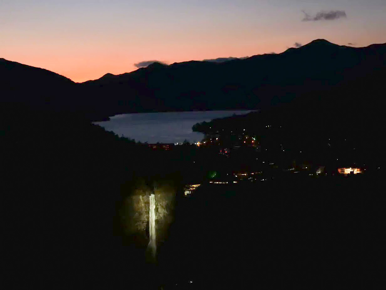 明智平展望台から望む華厳の滝のライトアップ