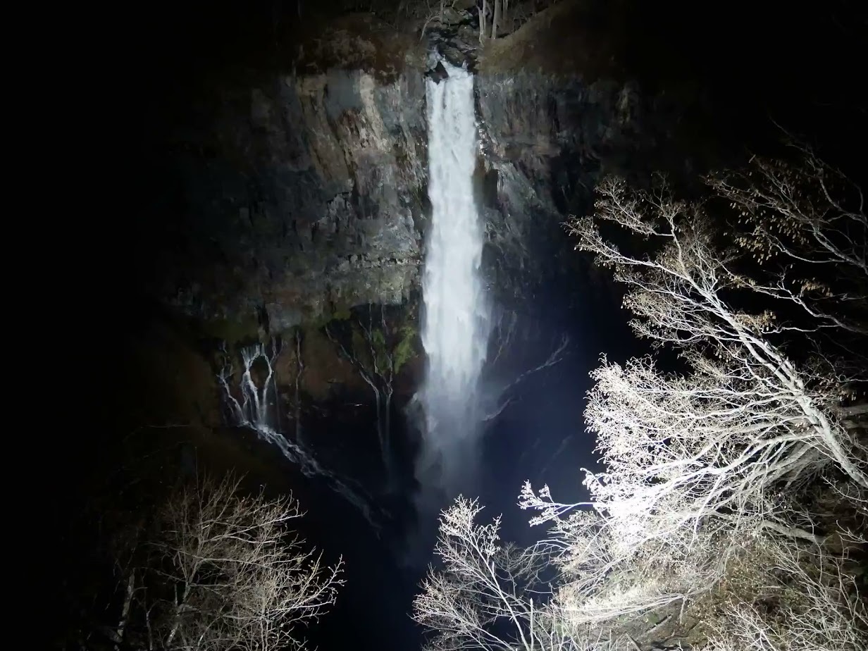 闇に浮かび上がる華厳の滝