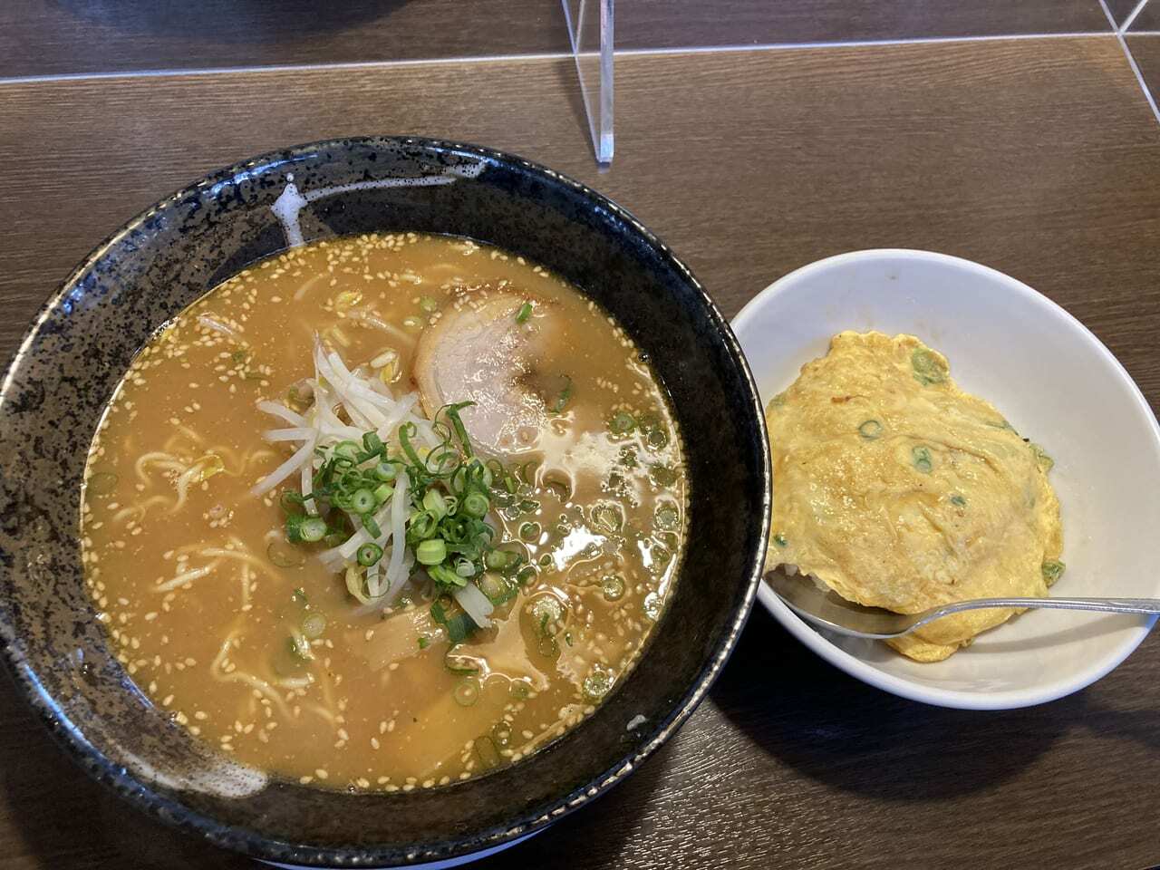 味噌ラーメンと焼き玉丼