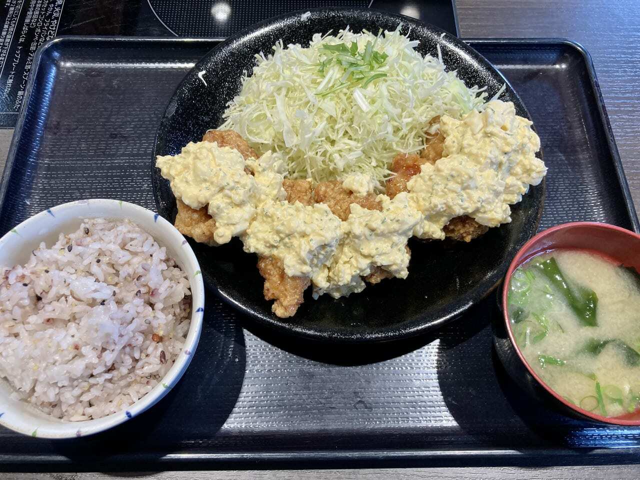 柔らかチキン南蛮定食。ランチパスポートメニューのため通常より唐揚げが1つ多いです。