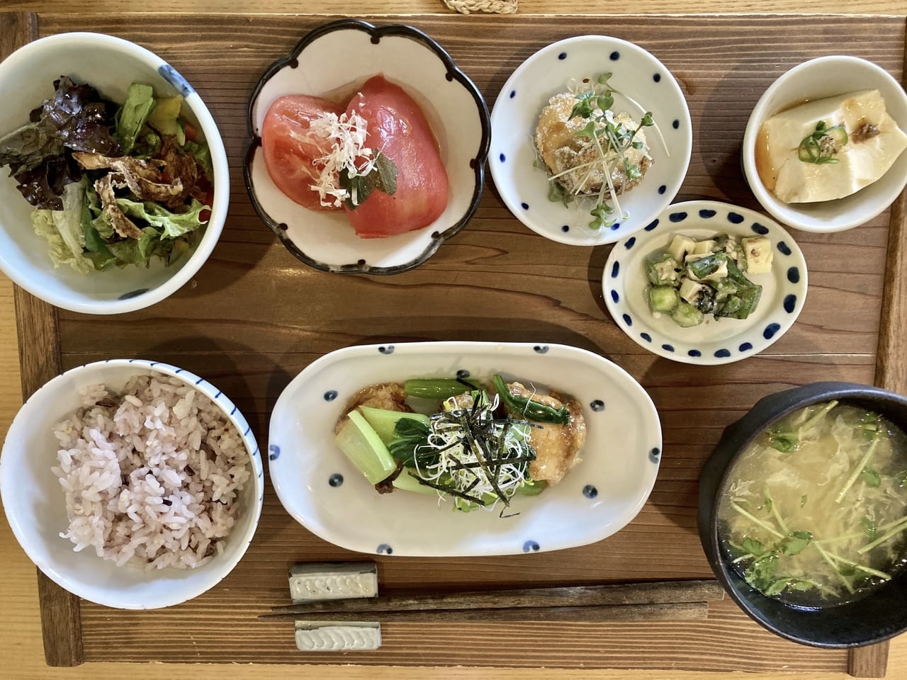 主菜がブリの唐揚げと小松菜の甘酢あんかけ、副菜はトマトのお浸し、塩鶏皮の甘辛からあげ。