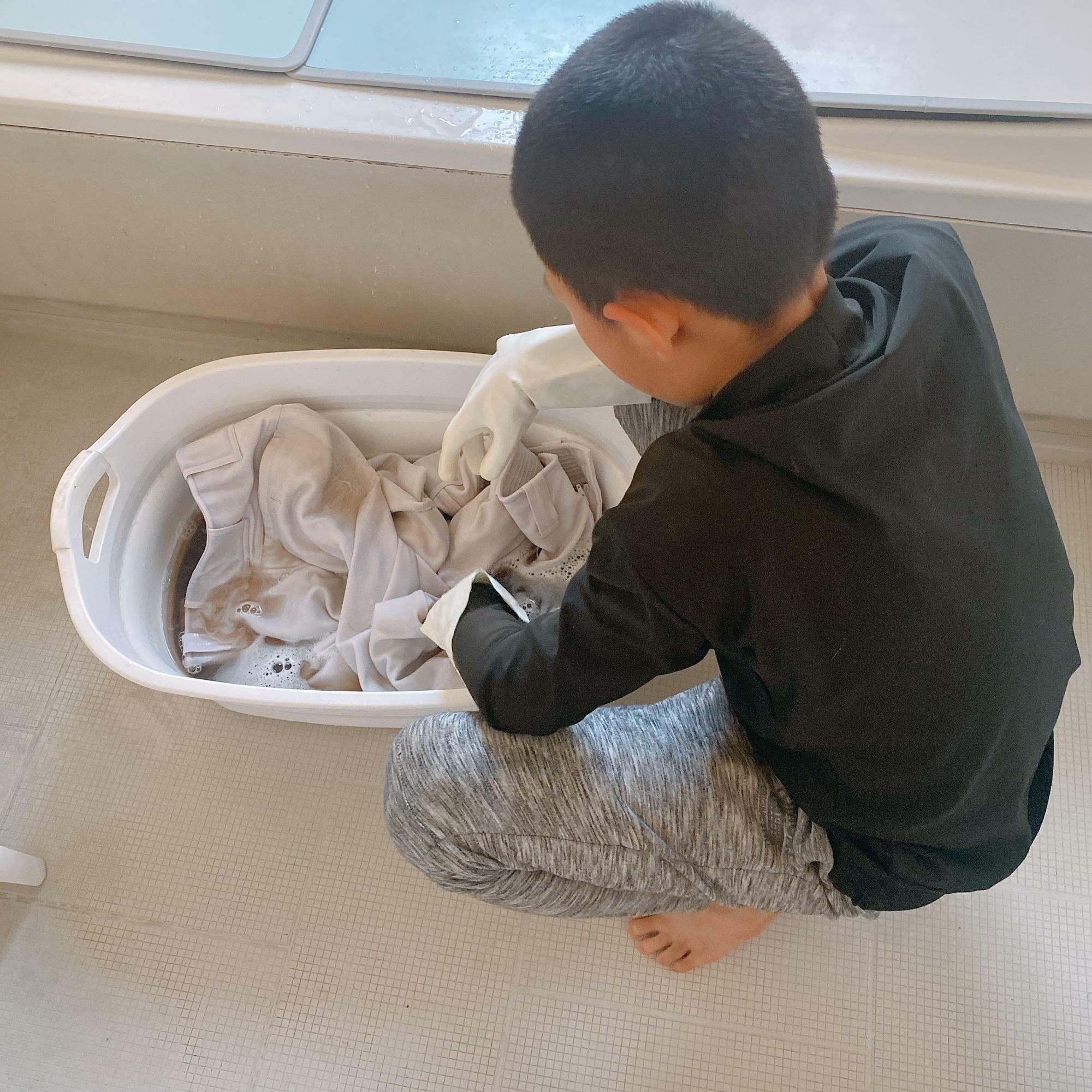 時には、子どもたちに自分で洗ってもらいます