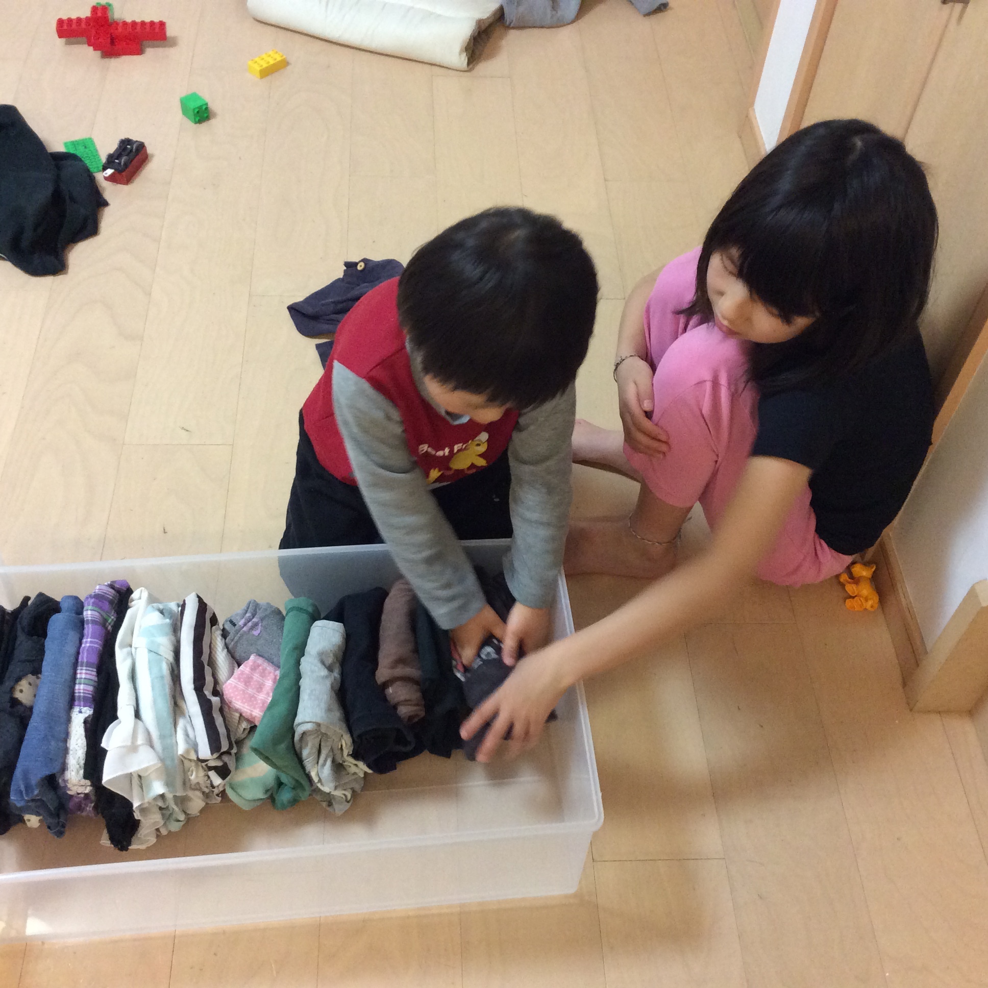 姉と共に帰省準備をする末っ子（当時３歳）実家で過ごしやすくするため衣装ケースを使用