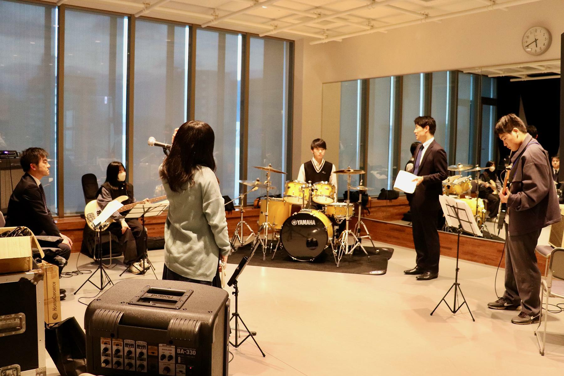 「ジュニア★ミュージックレクチャー」は、久留米市内及び近郊の中高生を対象としたバンドのワークショップ。彼らも今回のフェスに出演し、演奏を披露する。