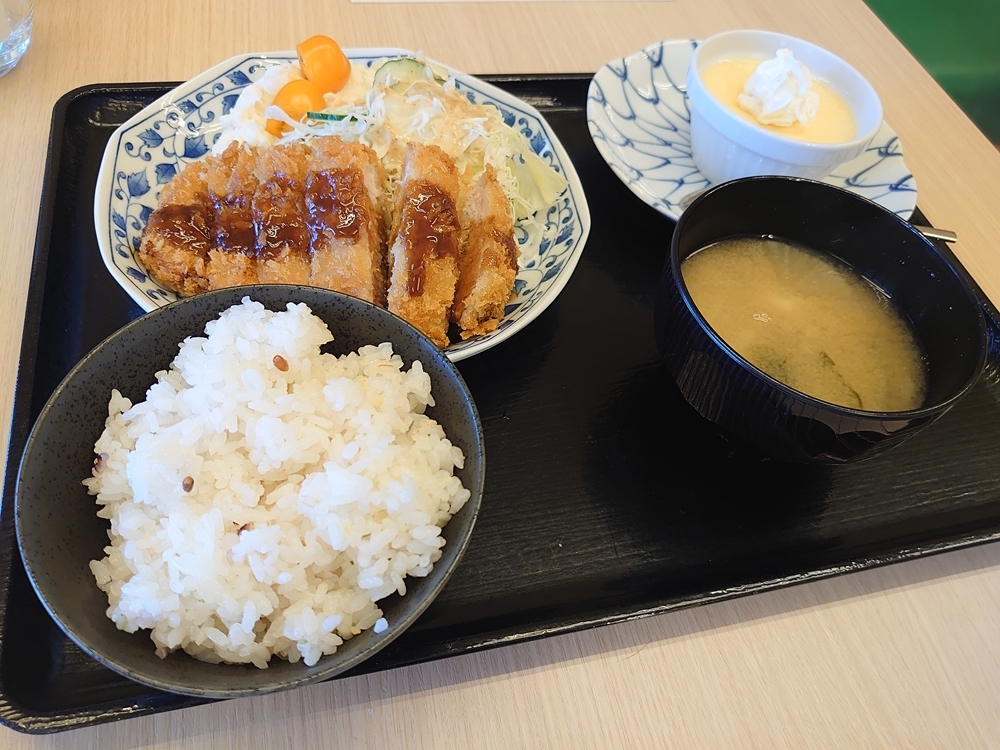 この日の日替わり定食は、トンカツでした♪