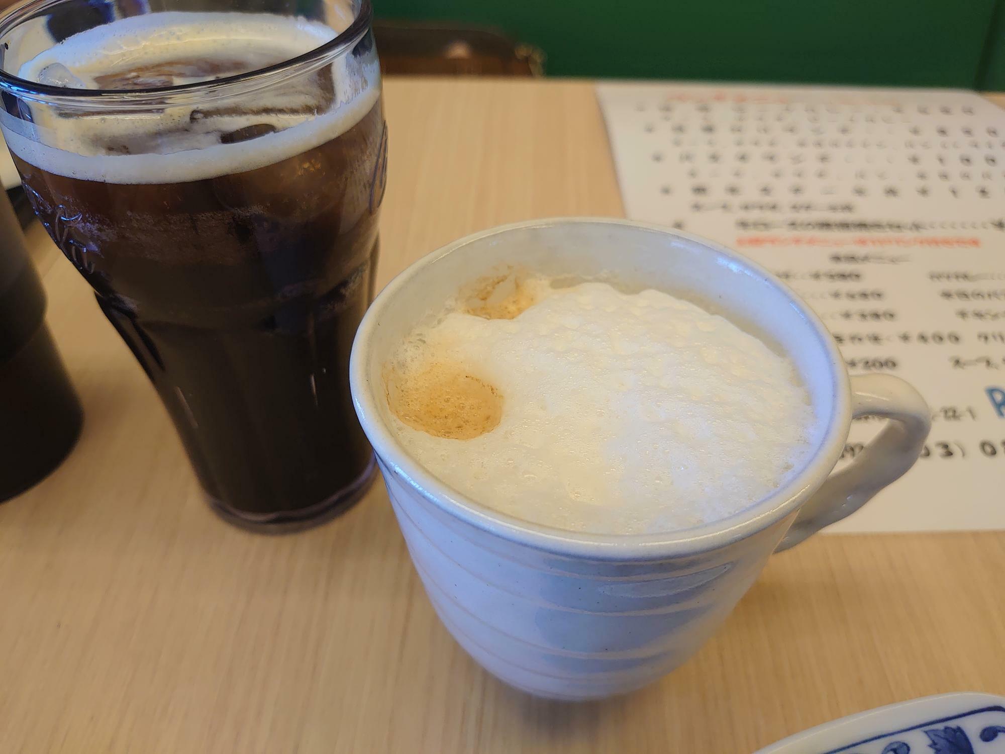 妻はカフェラテ、私はアイスコーヒー