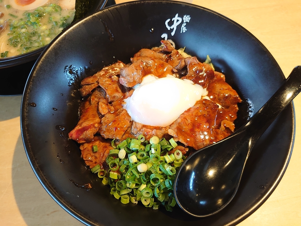 お肉も、さすがの龍王館コラボ焼肉丼なので、間違いない美味さです！