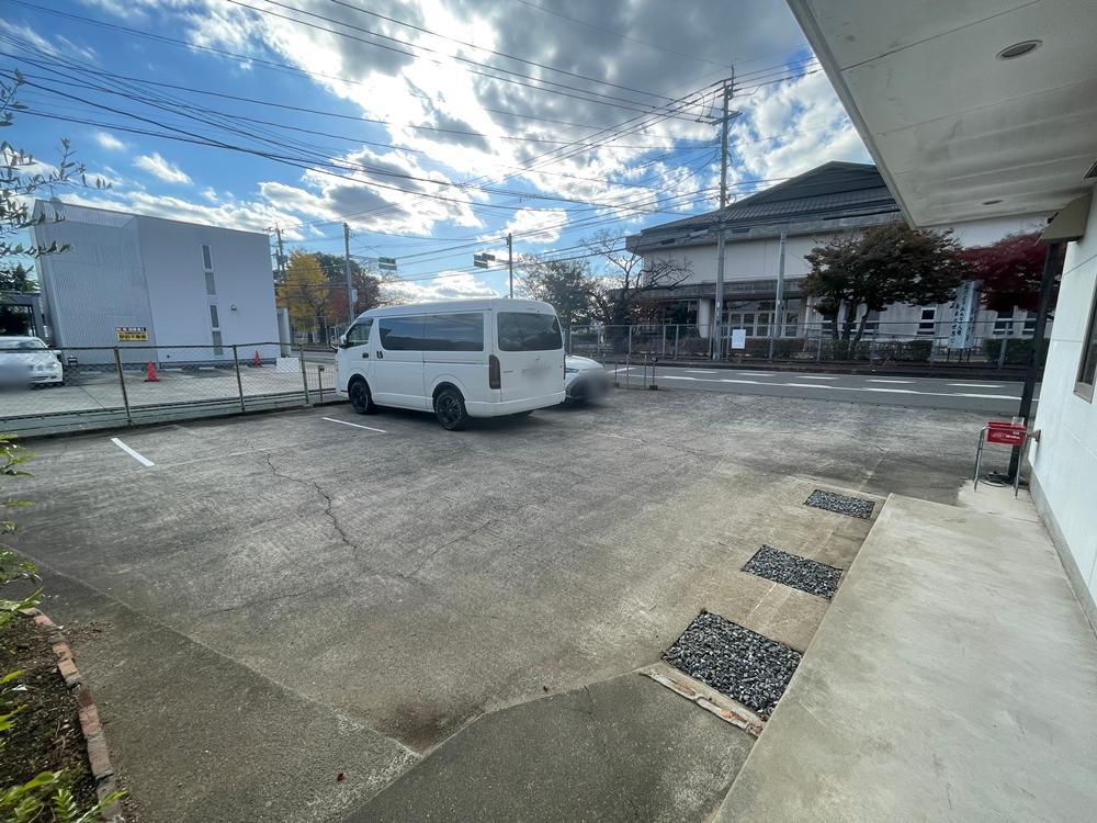 店舗入り口側から見る駐車場