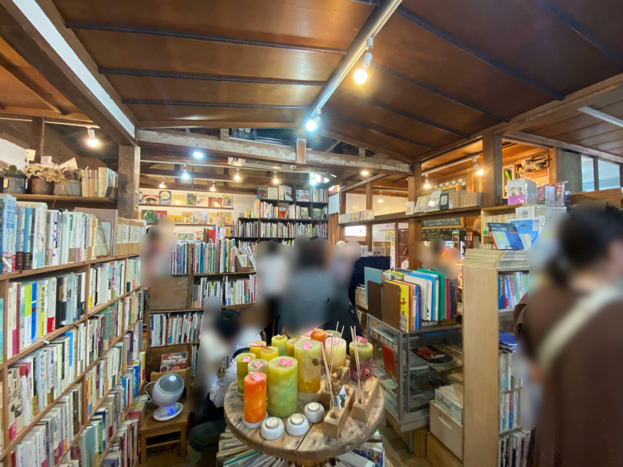 「まなみ古書店」店内の様子