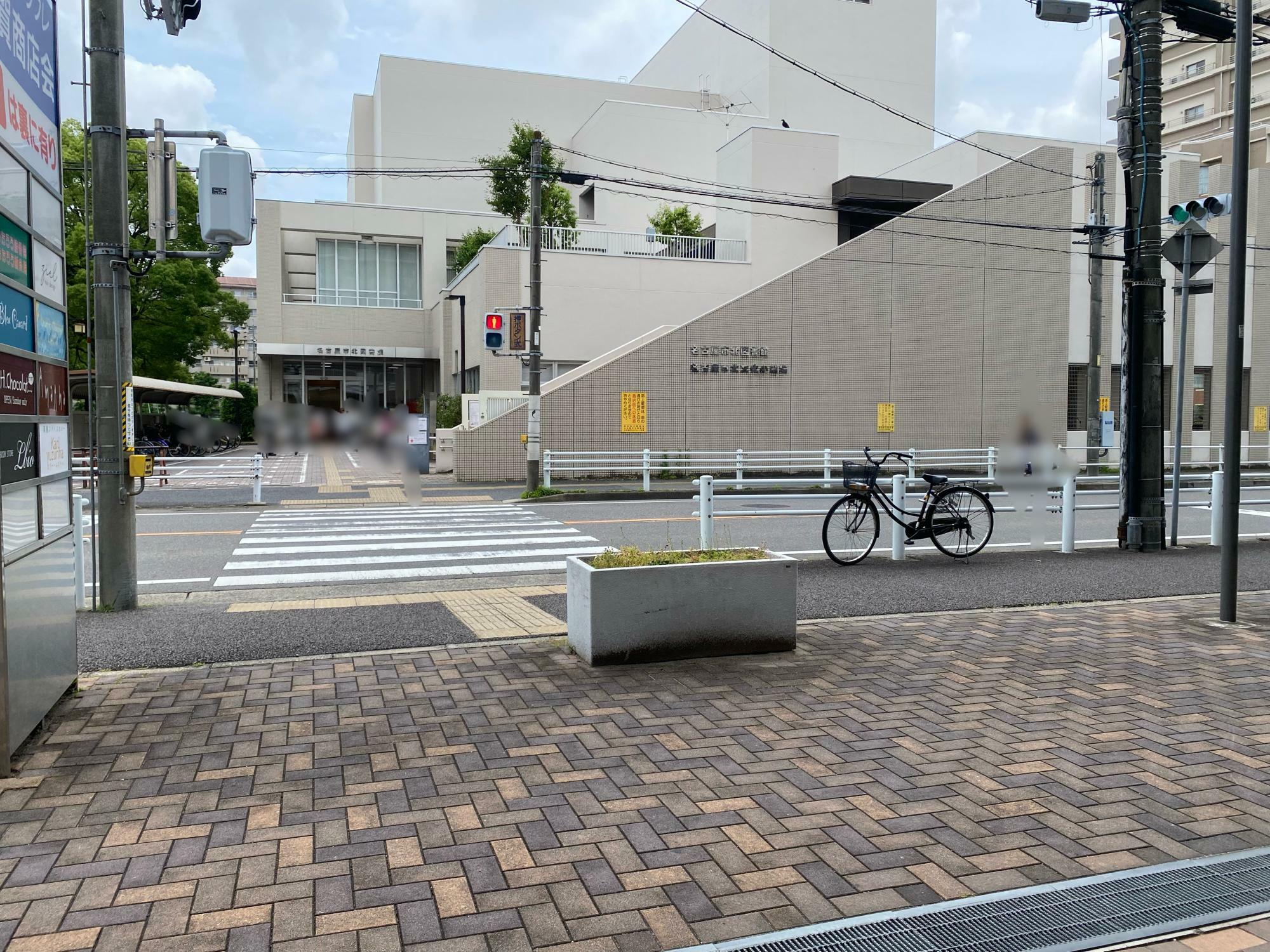 お店のすぐ目の前には「名古屋市北図書館」