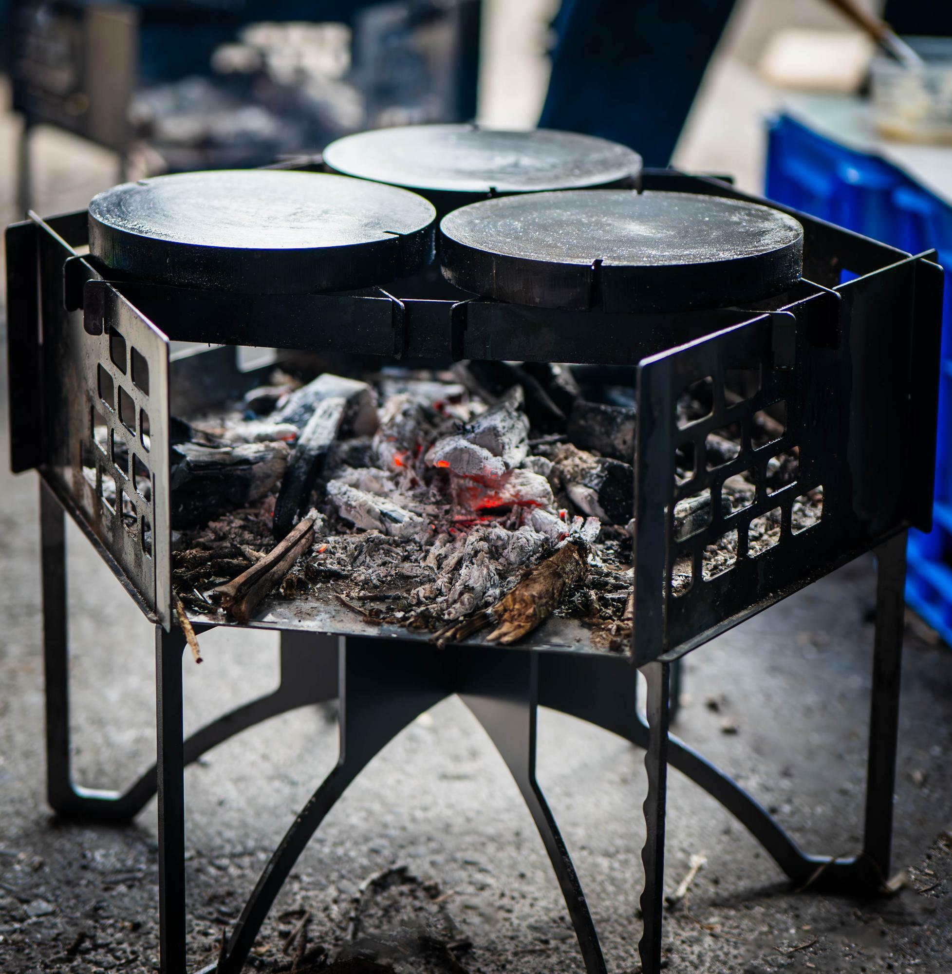 この鉄板でパンケーキを焼きます。熱の伝わる厚さまで計算に入れてヤマナカさんが作ったものだそうです。（画像はヤマナカさまよりお借りいたしました）