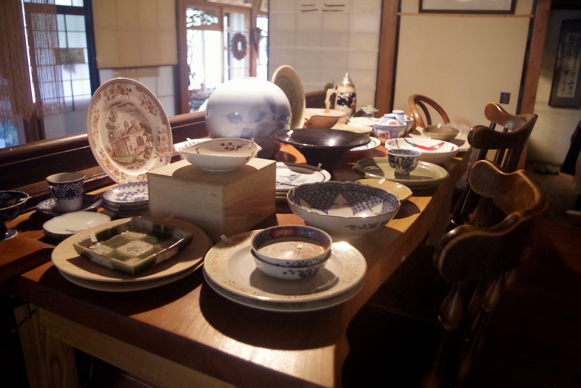 和室にセンス良く展示されている器は、京都にある町屋の雑貨店のよう。掘り出し物が見つかりそう