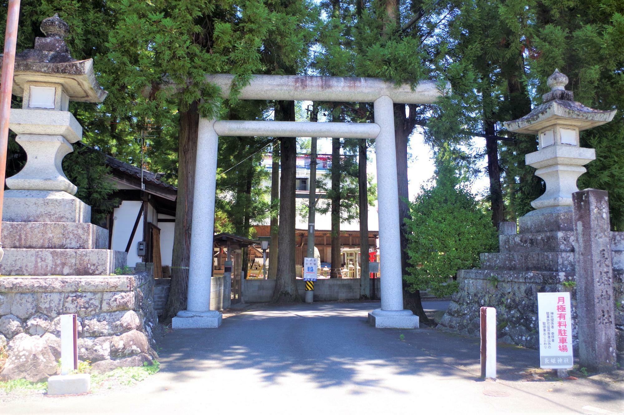 飯田市立図書館や飯田市美術博物館のさらに奥に位置する長姫神社