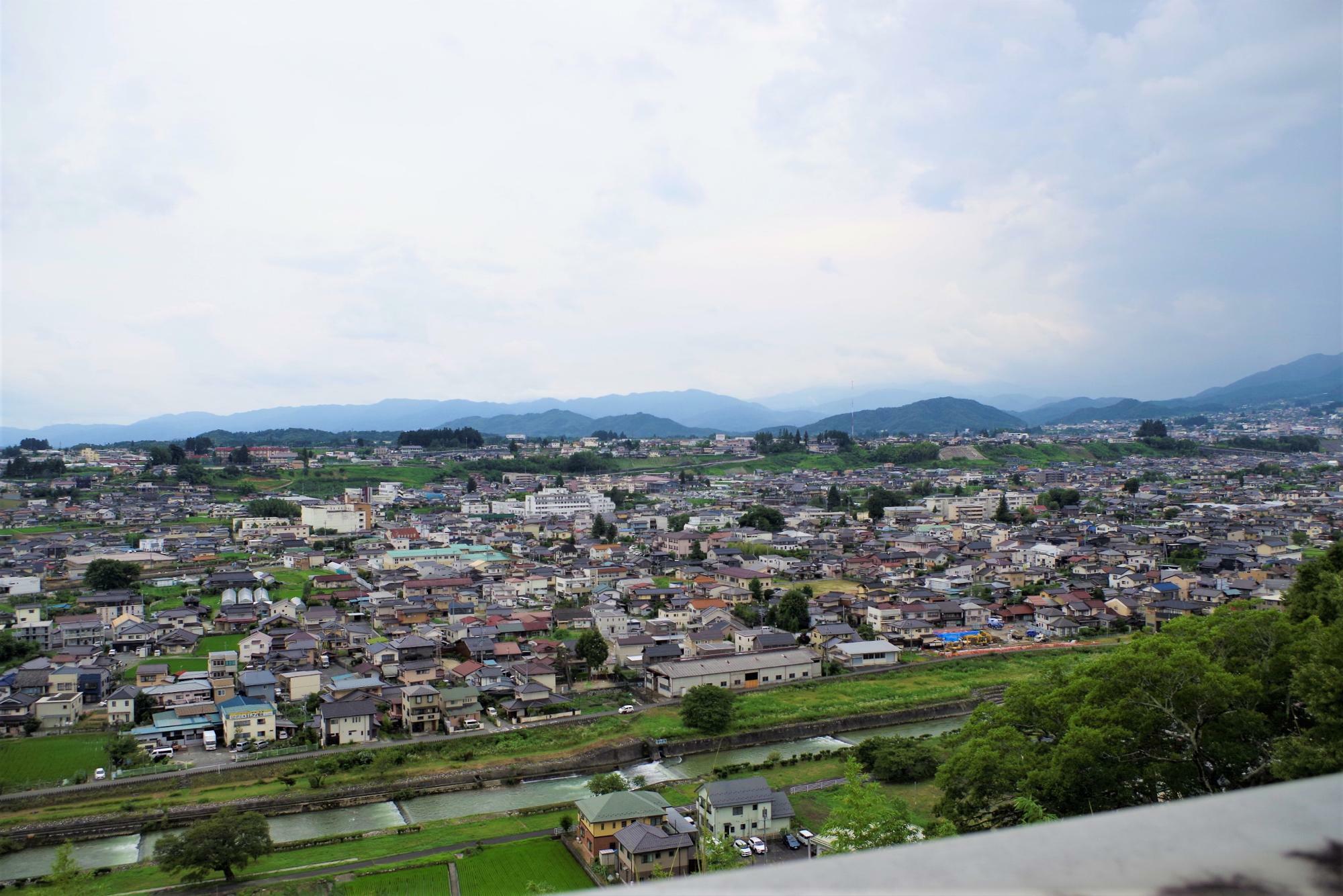 階段を登りきると、飯田の町の大パノラマが眼の前に広がります。見晴らし最高！