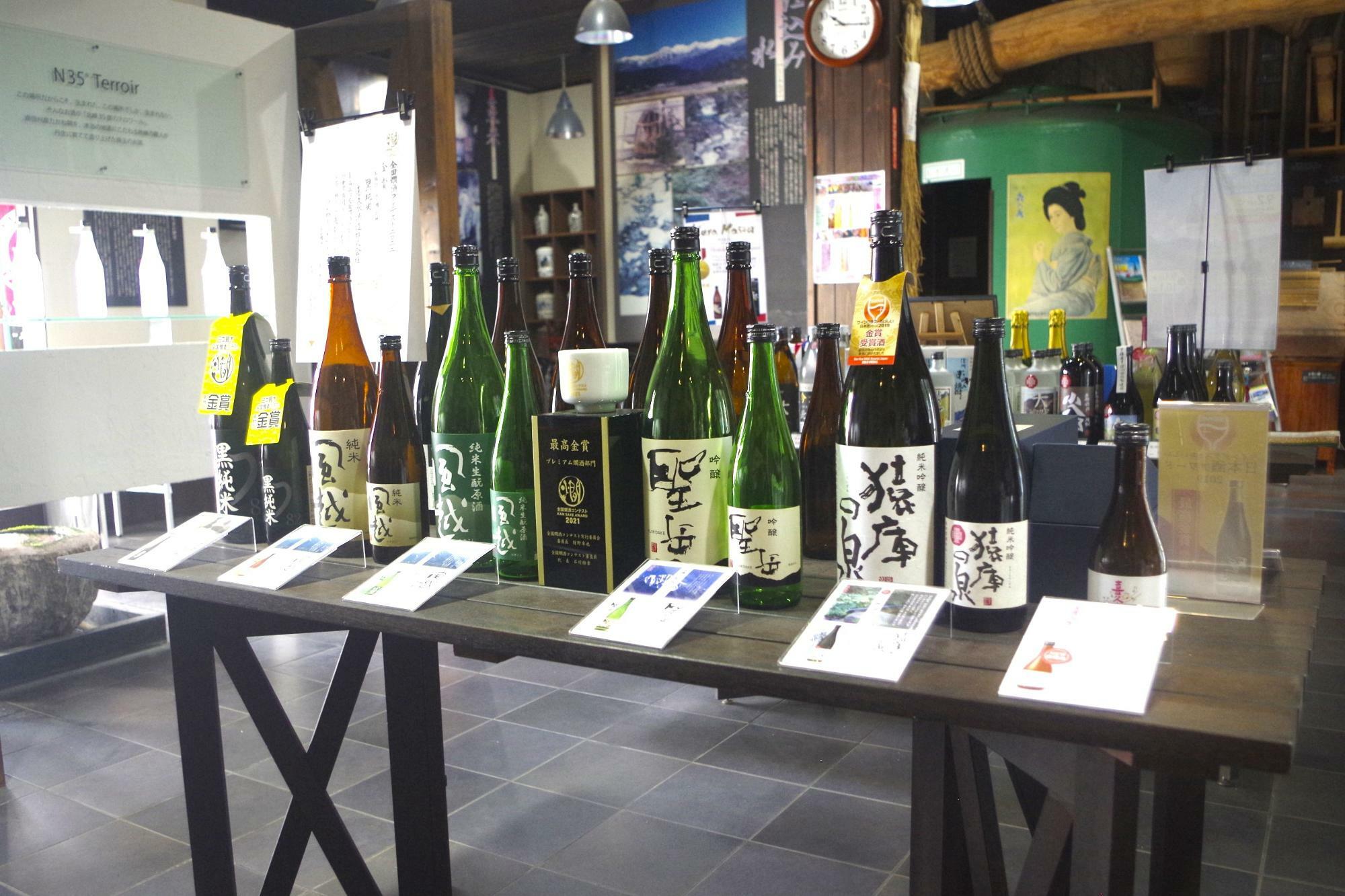 定番の日本酒が並ぶ棚