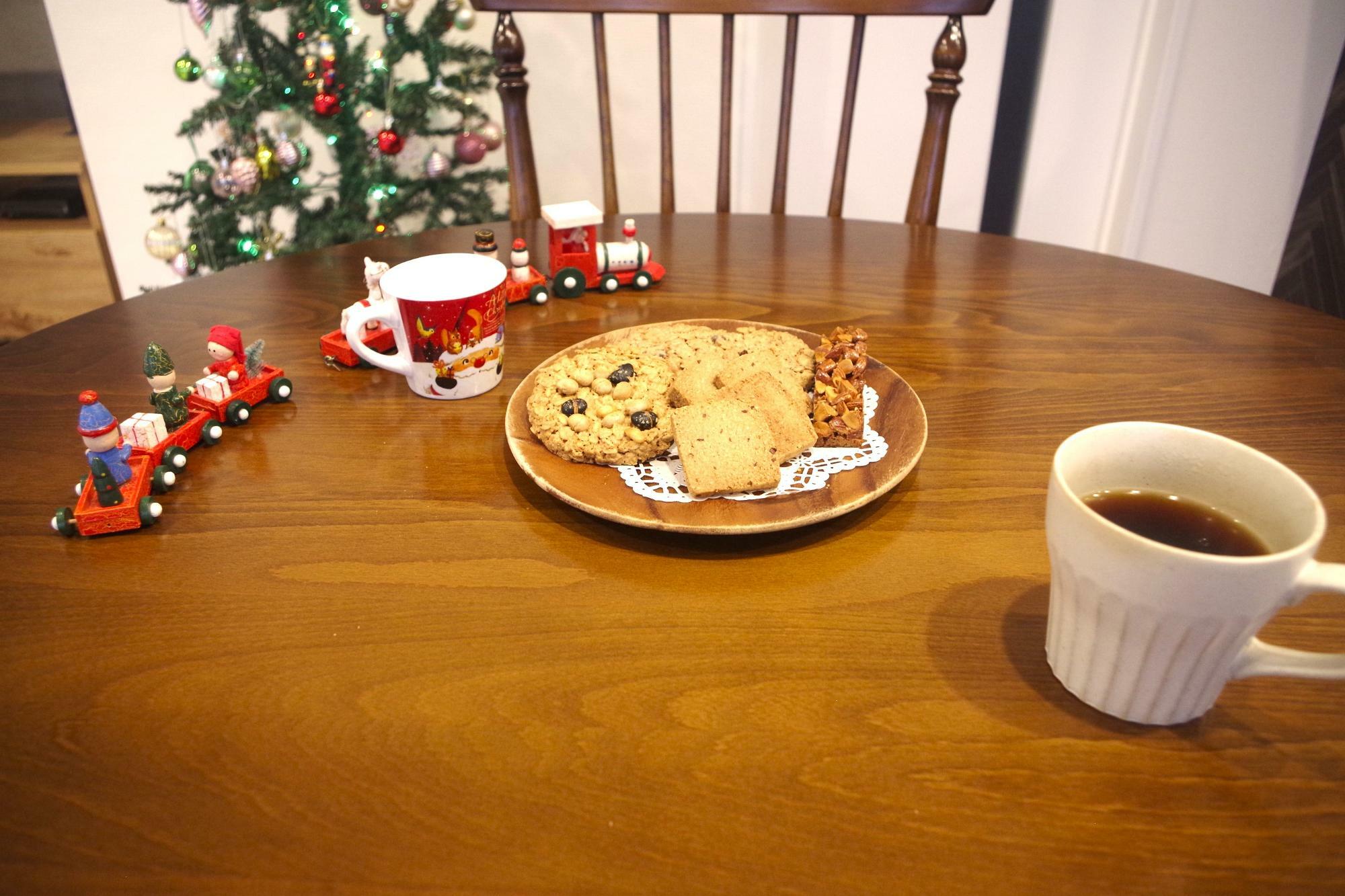 素朴な素材の焼き菓子がテーブルの上にあるだけで、なんだか部屋が暖かい雰囲気に