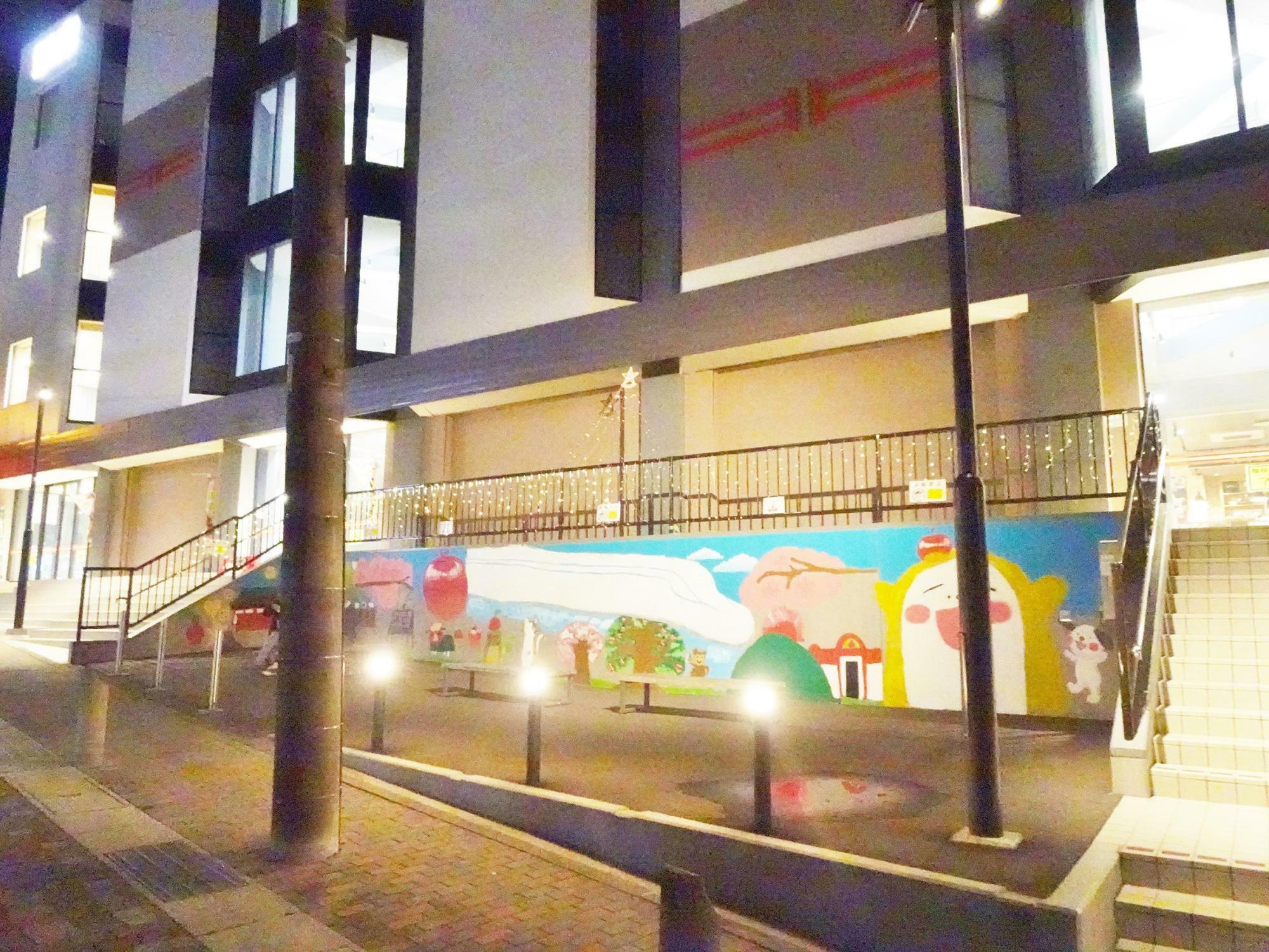 結いスクエア1階の南側屋外には、イルミネーションも。今年11月に追手町小学校6年生のみなさんによって描かれたという見事な壁画にもご注目を