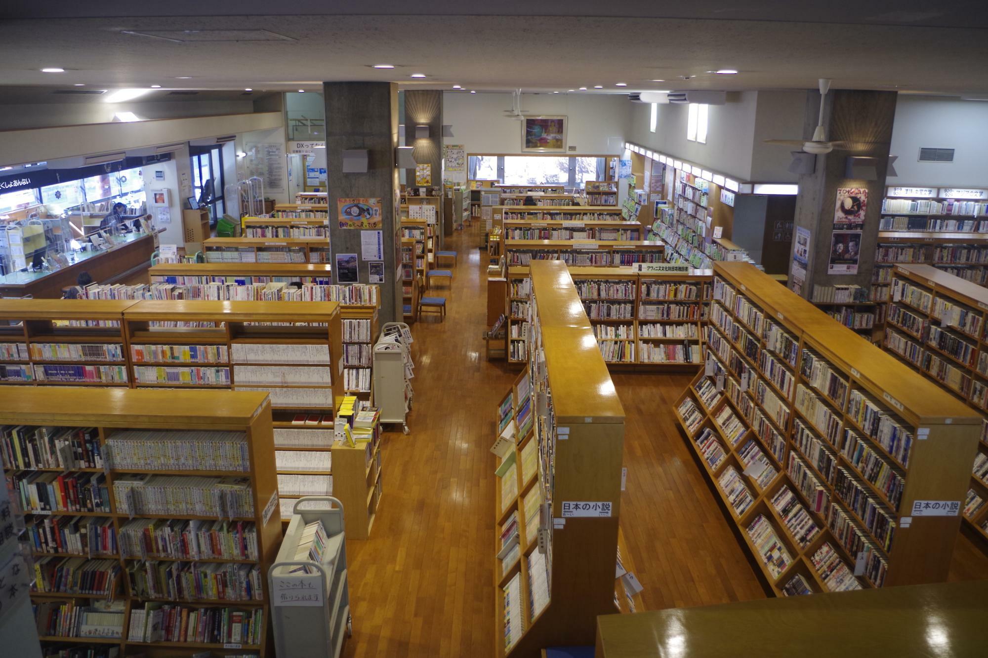 飯田市立中央図書館の内観。2階から撮影