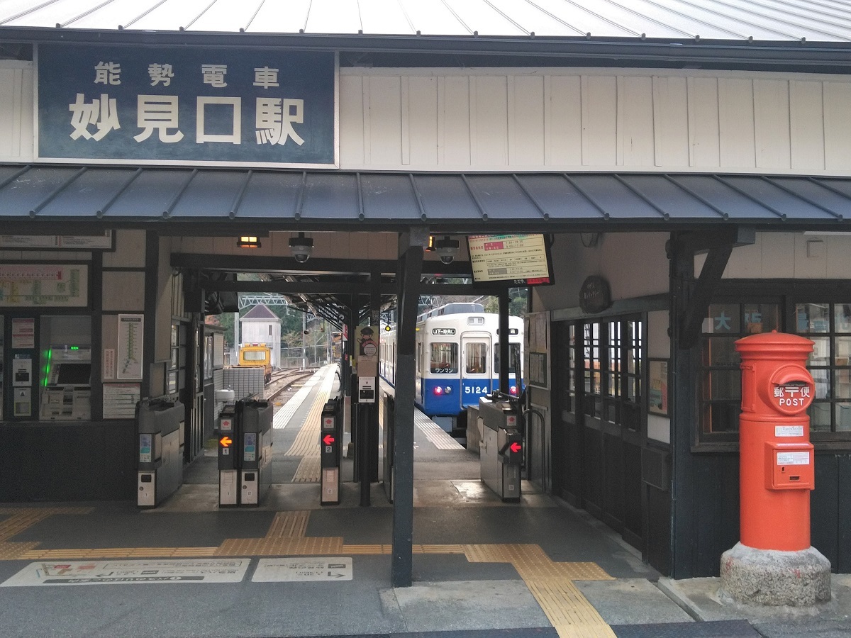 能勢電鉄妙見口駅前の丸型ポスト
