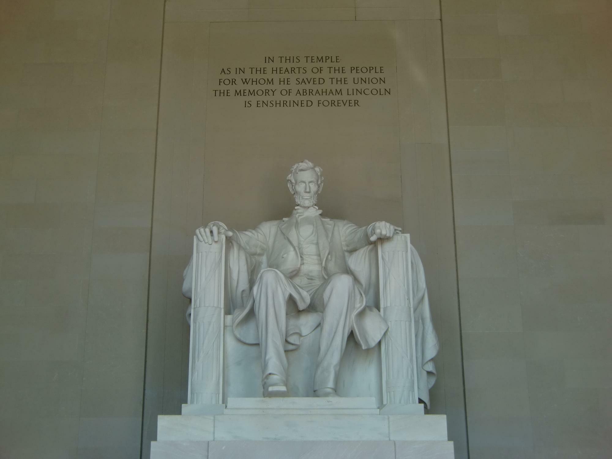 リンカーン記念堂内にてリンカーン像（2012年　筆者撮影）