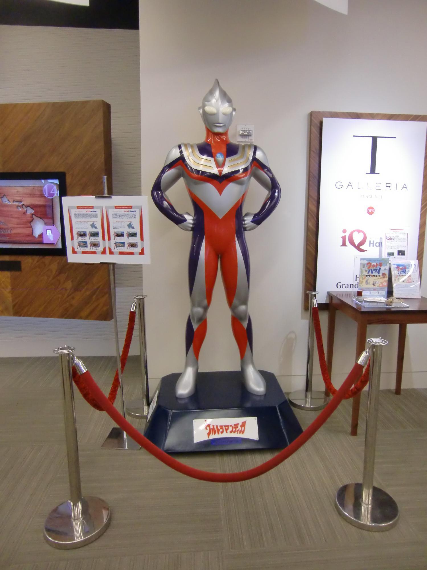 DFS内　ウルトラマンティガ立像（2014年筆者撮影）