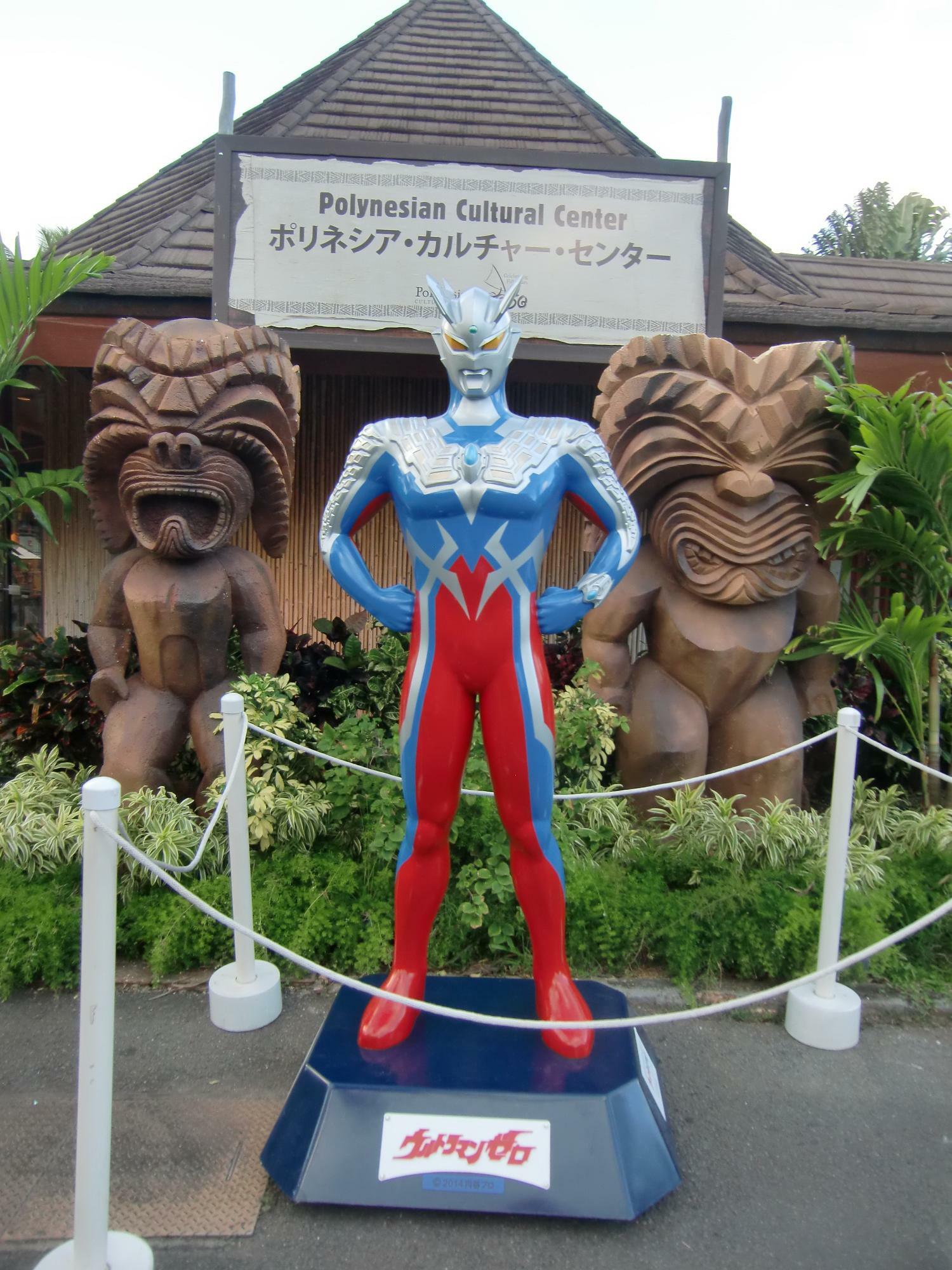 ポリネシア・カルチャー・センター内　ウルトラマンゼロ立像（2014年筆者撮影）