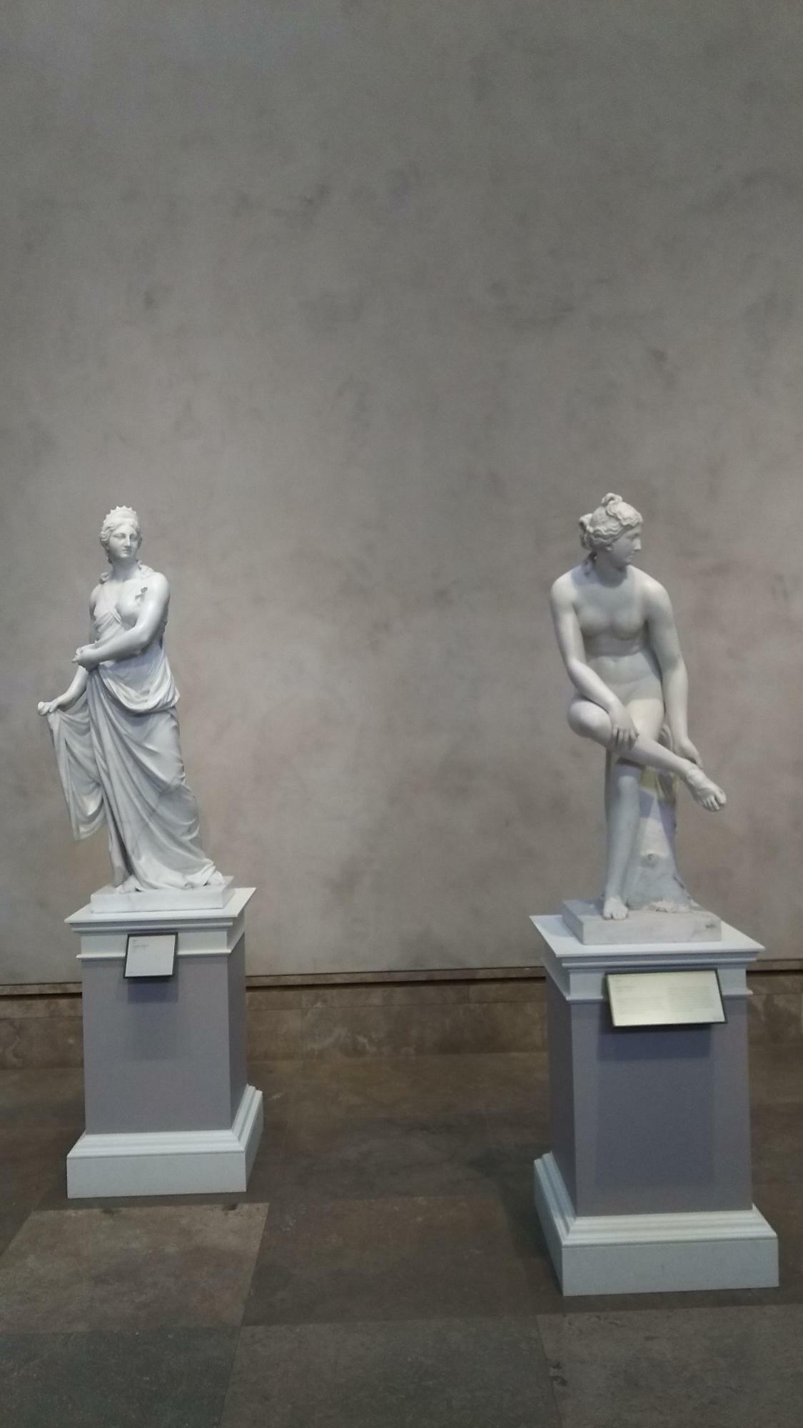 Joseph Nollekens作「Juno」(左)と「Venus」（右）（2017年 米国内 THE J. PAUL GETTY MUSEUMにて筆者撮影)