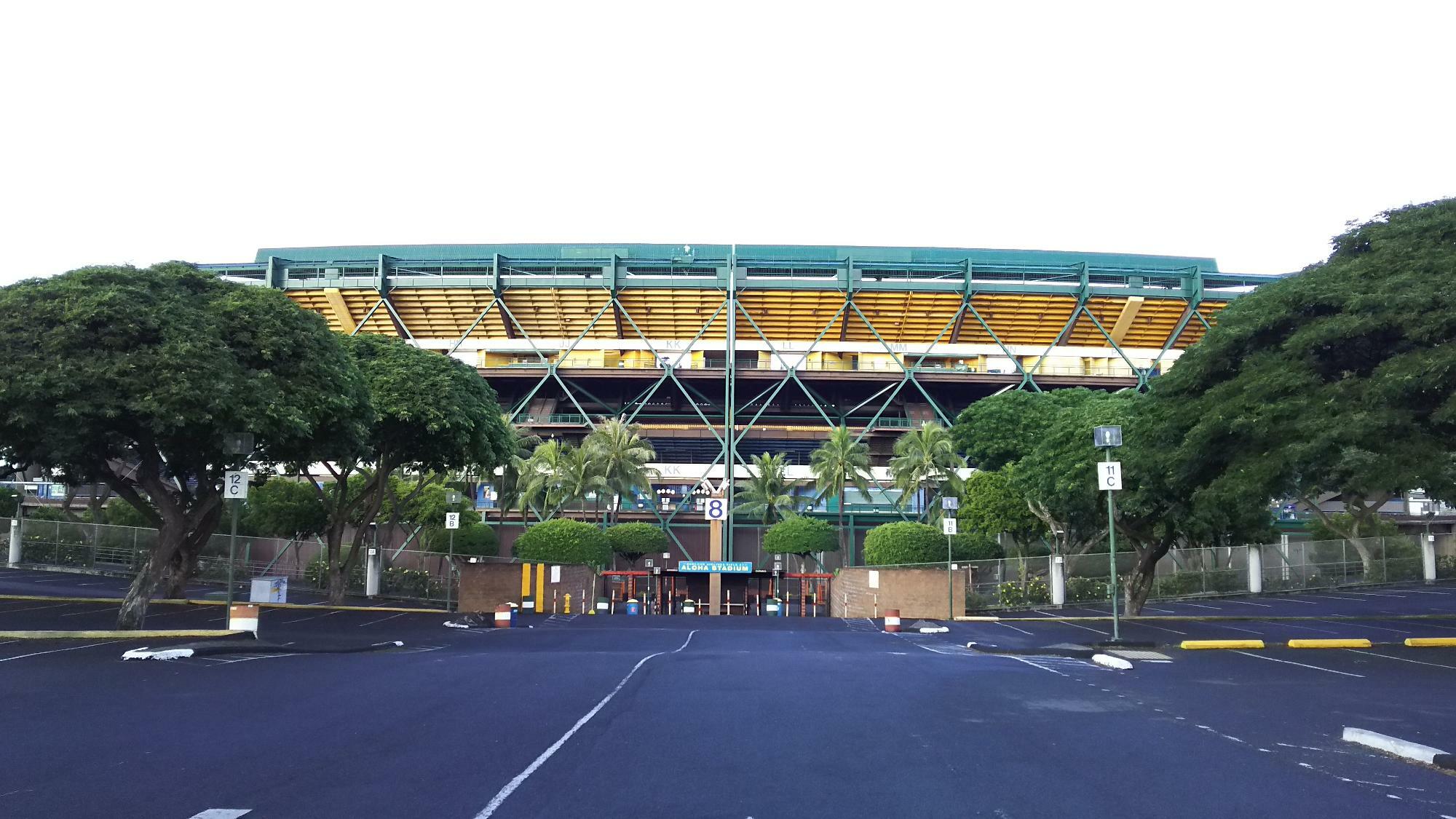 ハワイ州・オアフ島内にあるアロハスタジアム。当スタジアムは老朽化のため、2027年の完成を目指した建て替え工事が行なわれている（2015年筆者撮影）