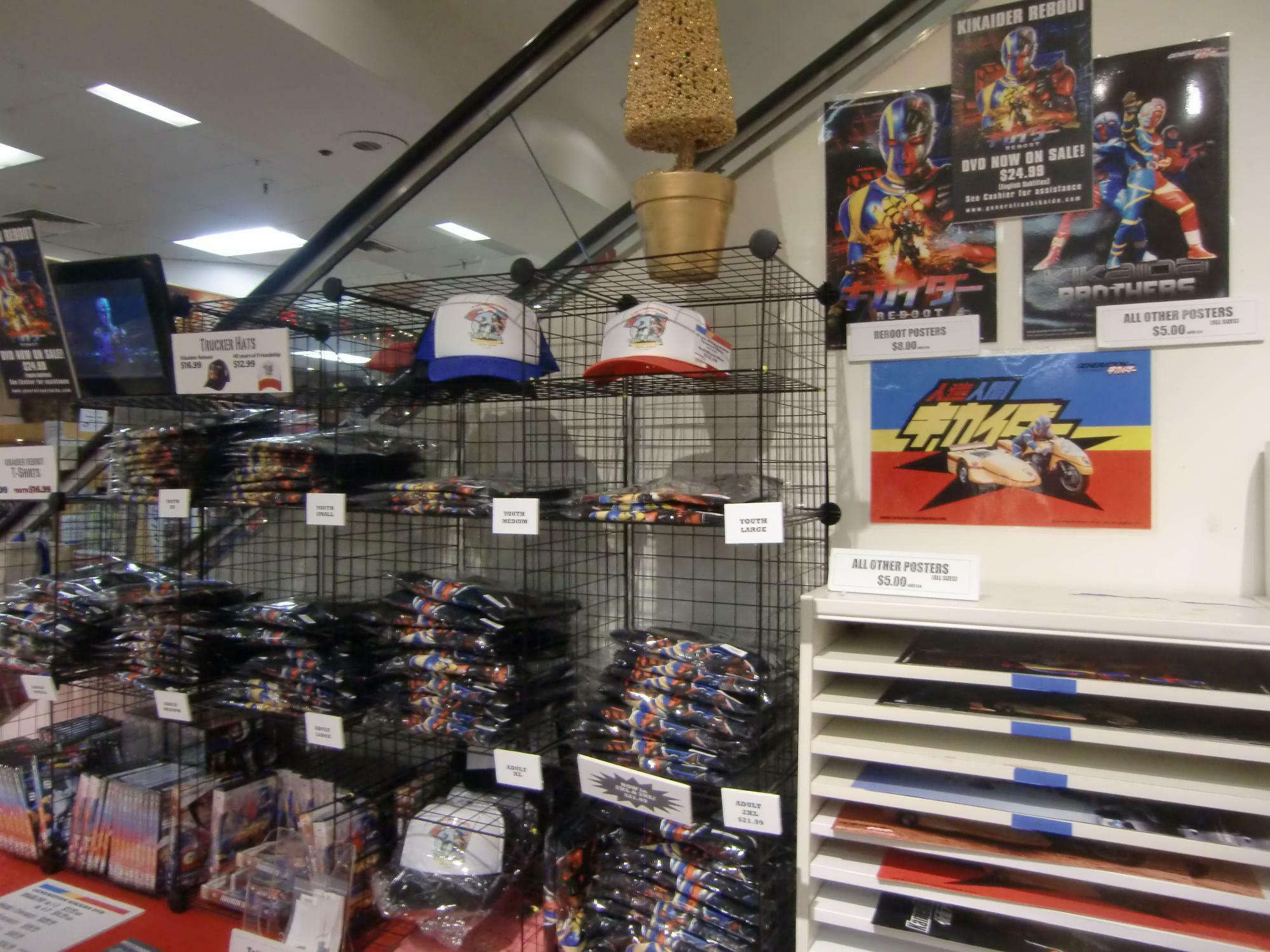 ハワイ州・オアフ島内「アラモアナショッピングセンター」白木屋内にあったキカイダーコーナー。TシャツやDVD、ポスター等が販売されていた。（2014年筆者撮影）