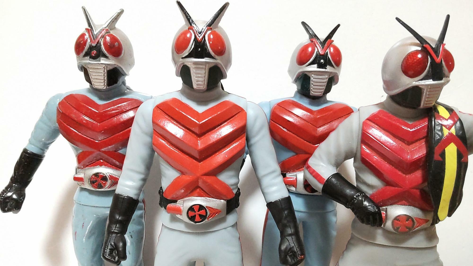 『仮面ライダーX（1974）』より仮面ライダーXの関連商品。深海開発用の仮面ライダーである故、海の色を彷彿とさせる水色を基調としたスーツに銀のマスク、赤い胸が目を惹く（筆者撮影）。