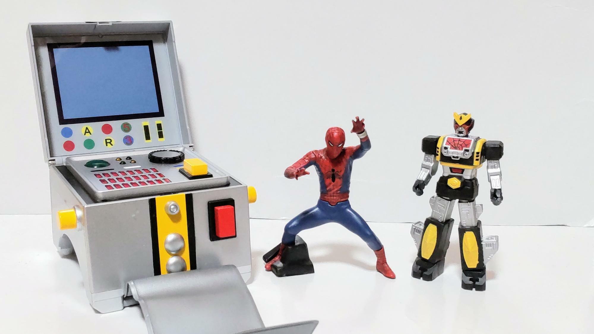 スパイダーブレスレット（左）、等身大ヒーロー（中央）と共闘する巨大ロボット等（右）、日本独自の要素が次々と付与されていった（筆者撮影）。