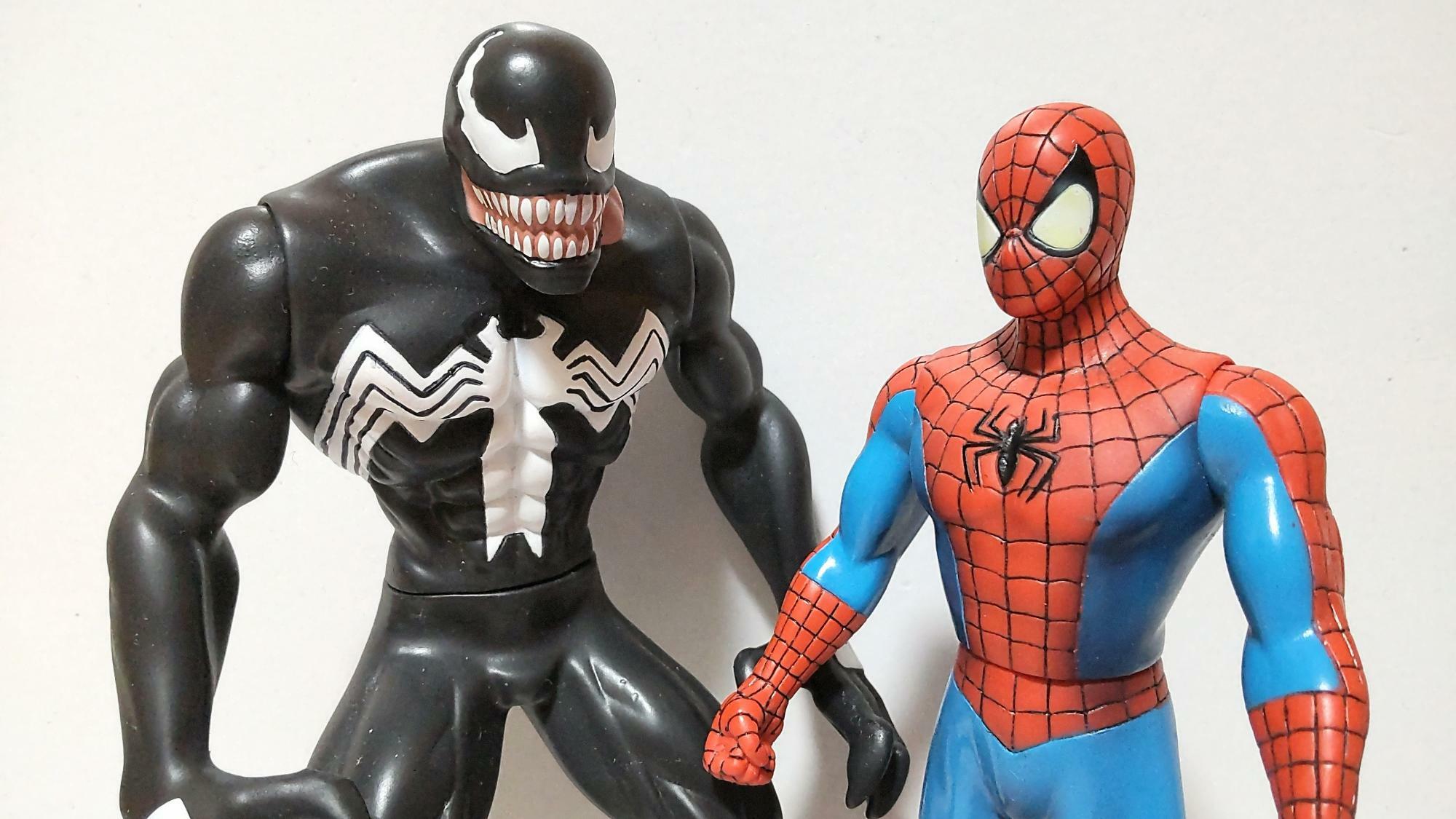 USJ内で販売された、コミック版スパイダーマン（右）とその宿敵ヴェノム（左）のソフトビニール人形。近年の実写映画にはない、愛苦しささえ感じる温かな造型（筆者撮影）。