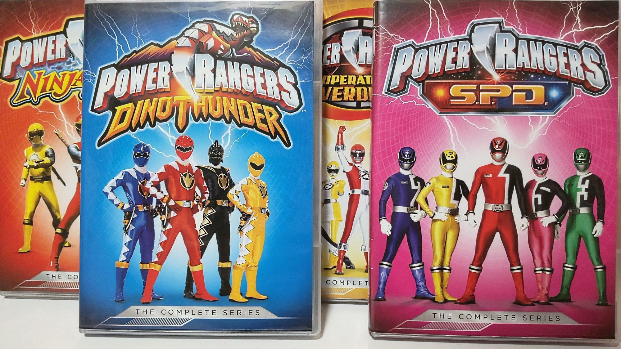 『爆竜戦隊アバレンジャー（2003）』は『POWER RANGERS DINO THUNDER』（写真左）と題して米国でも放送された（筆者撮影）